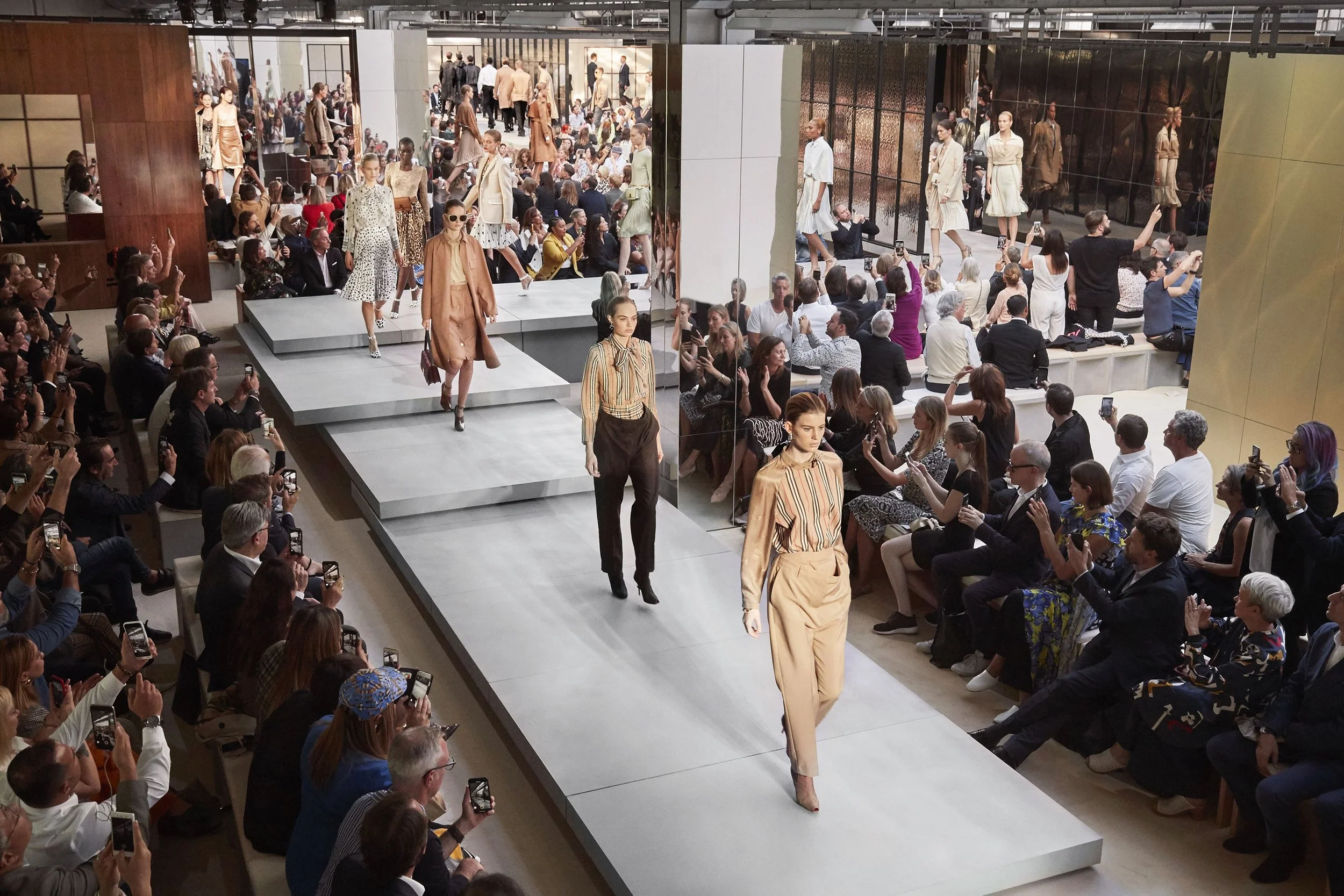 Burberry_Spring_Summer_2019_Show_Finale_17e348220c.jpg