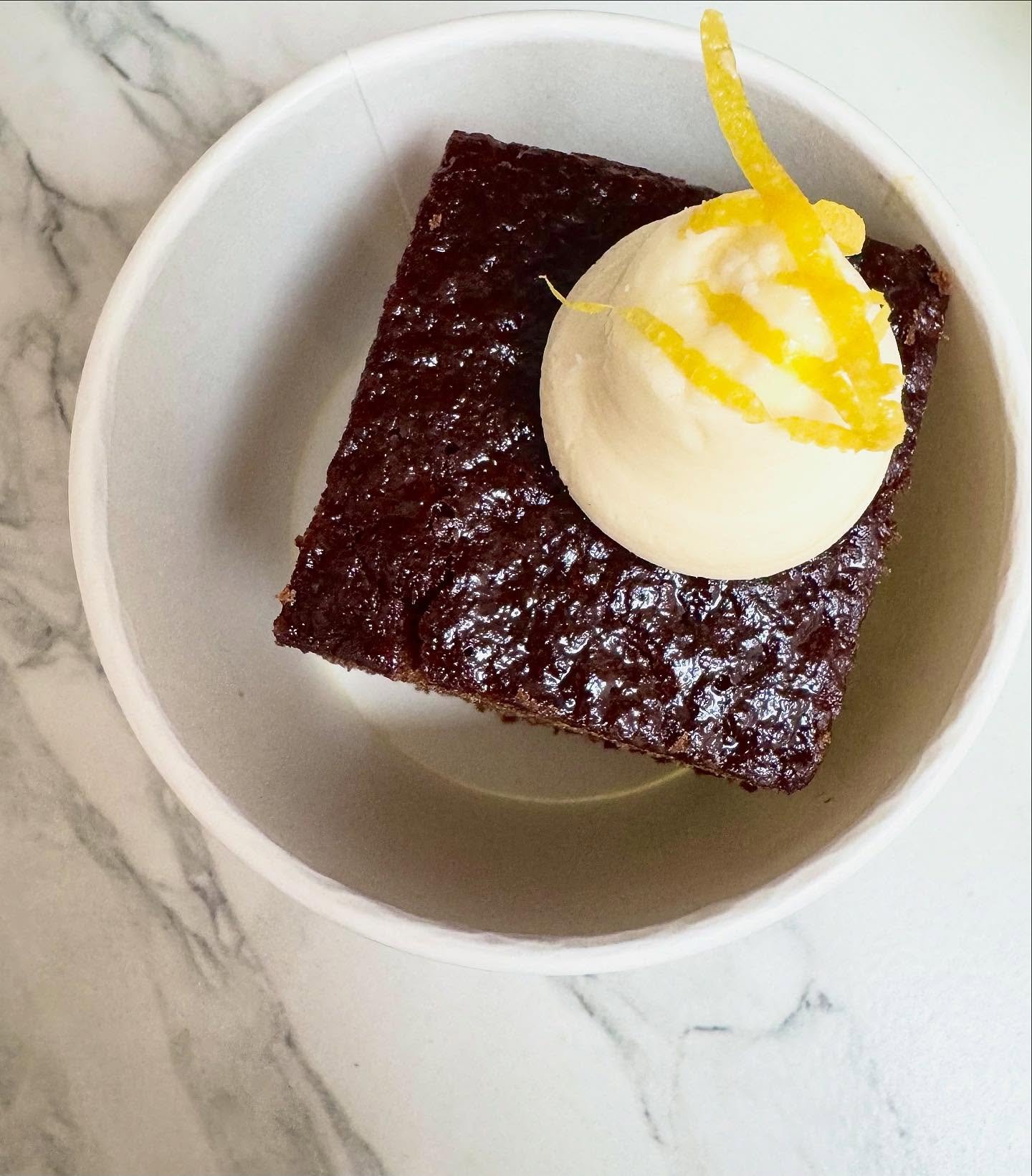 Ginger &amp; treacle sponge with lemon buttercream 🍋