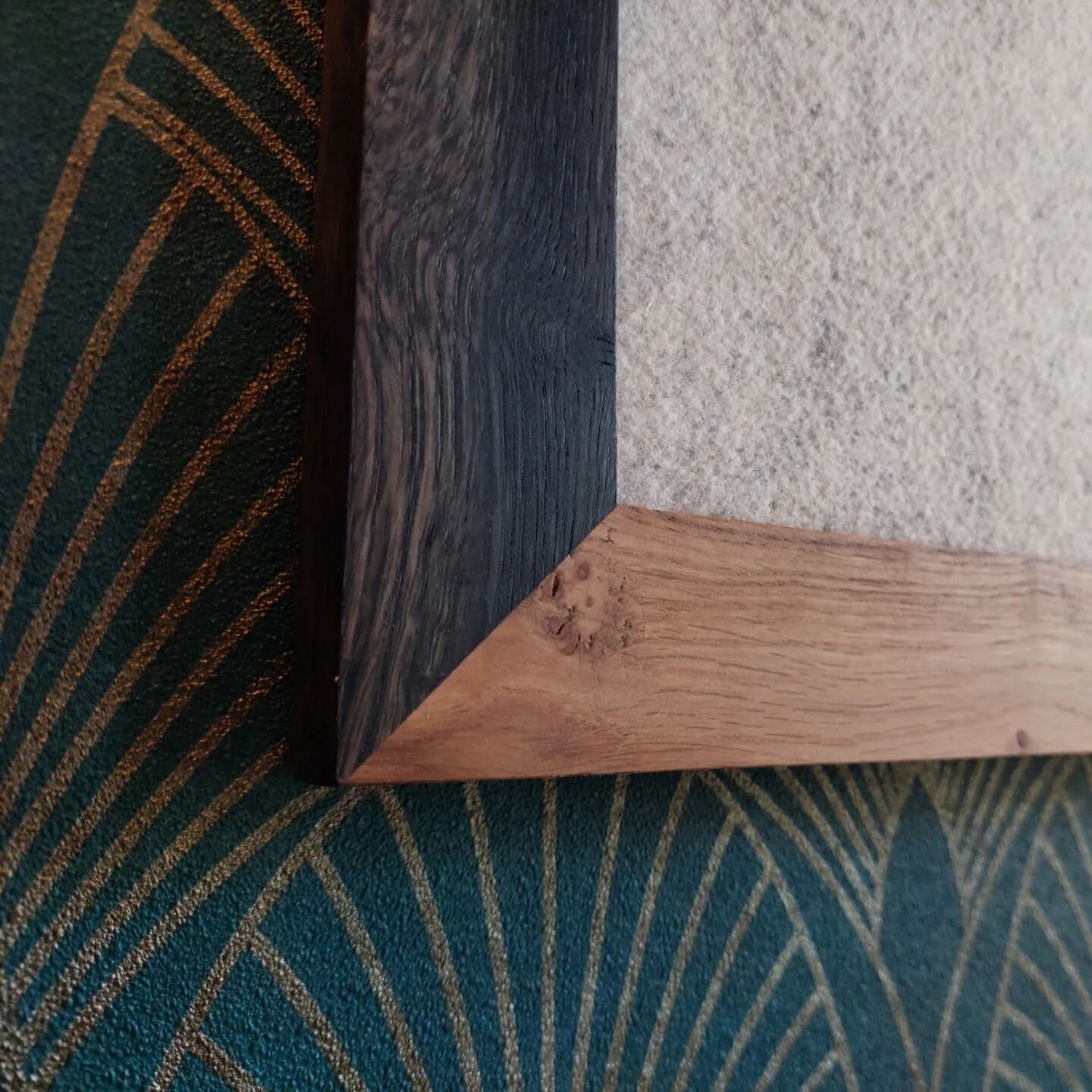 Oxidierte Eiche 😮. Metall im Baum hat &uuml;ber die Jahre das Holz schwarz gef&auml;rbt, aber nicht geschw&auml;cht. Ein seltenes und besonderes St&uuml;ck Holz.

https://zumhoffdesignunikat.etsy.com

#unikat #eichenholz #pinboard #memoboard