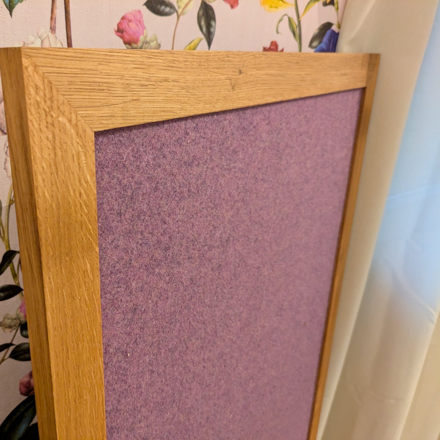 Sonderanfertigung Pinnwand mit Eichenrahmen und Wollfilz in flieder 120 x60cm. Eine frische Farbkombination gegen die tr&uuml;ben Winter-Tage.

https://zumhoffdesignunikat.etsy.com

#pinnwand #memoboard #oak #wollfilz #tweed #kork #flieder #custommad