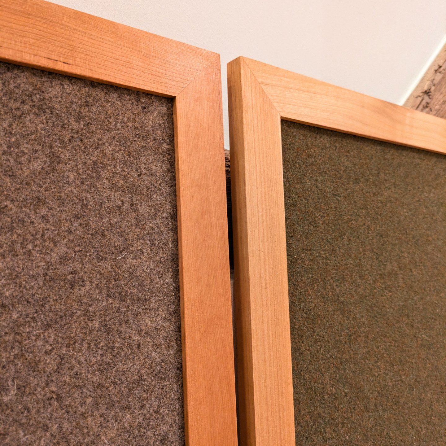 Pinnwand mit Kirschholz Rahmen und Wollfilz in Camel und Irish Green.

https://zumhoffdesignunikat.etsy.com

#pinnwand #pinboard #kork #wollfilz #cherrywood #tweed #memoboard #custommade #etsy