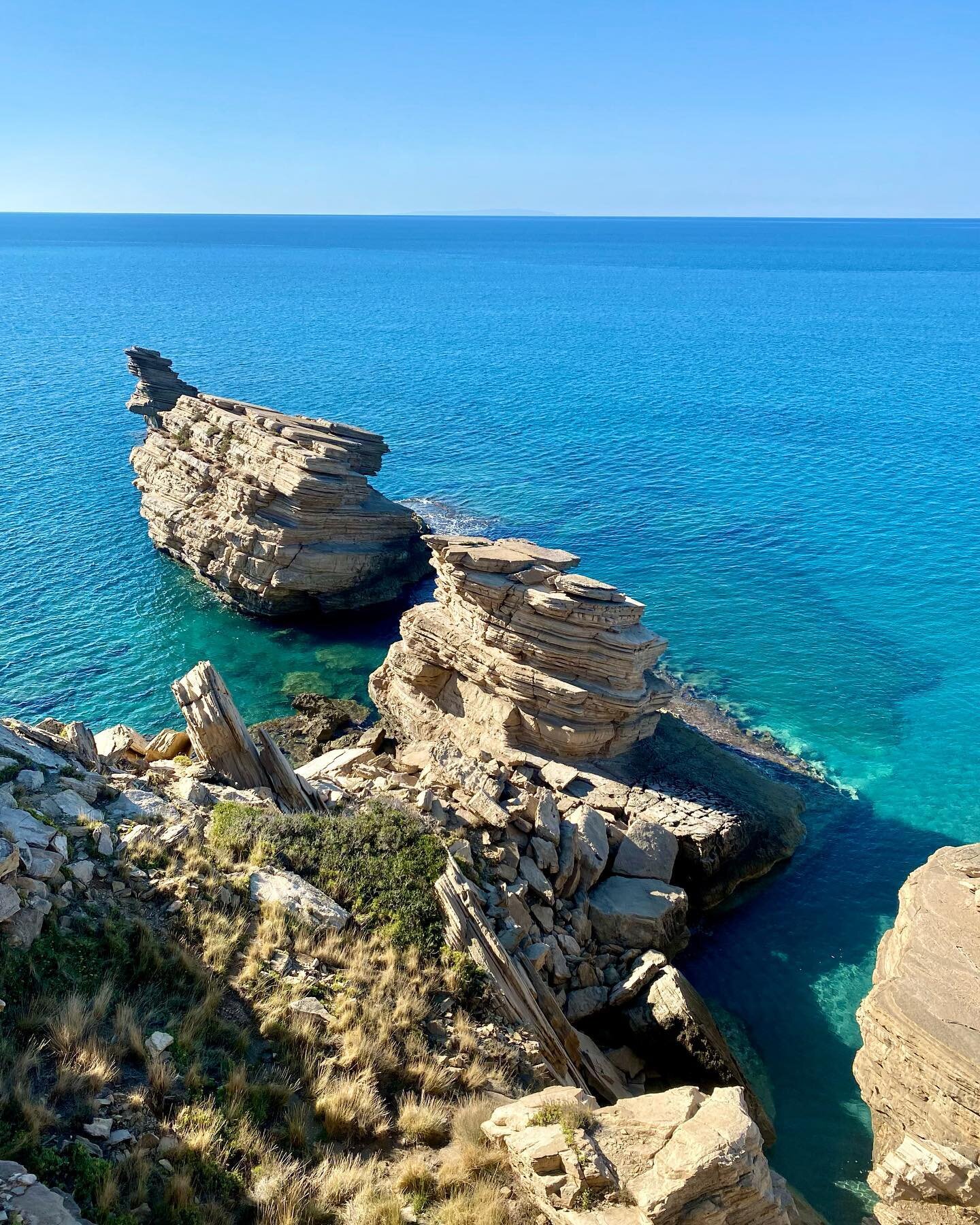 #threerocks#triopetra#villathalassatrio#bythesea#beachlife#secretescape#holidayhome#nature#emeraldsea#dolphins#waves#wildnature#oceanfront#beachwalk#narurephotography#vacationhome#villathalassa#relax#luxuryrooms#turquoise#bluesky#booknow#breafhe#yoga