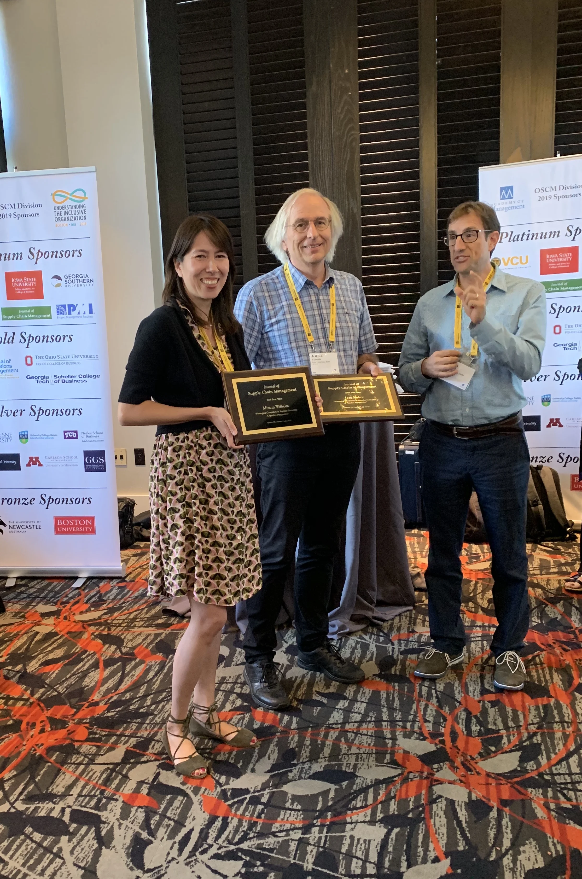 Miriam Wilhelm and Jörg Sydow accepting their Best Paper award