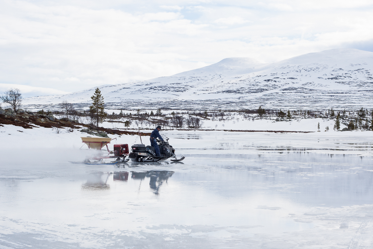Foto av kalking på Korstjønna i 2012: Jan Nordvålen