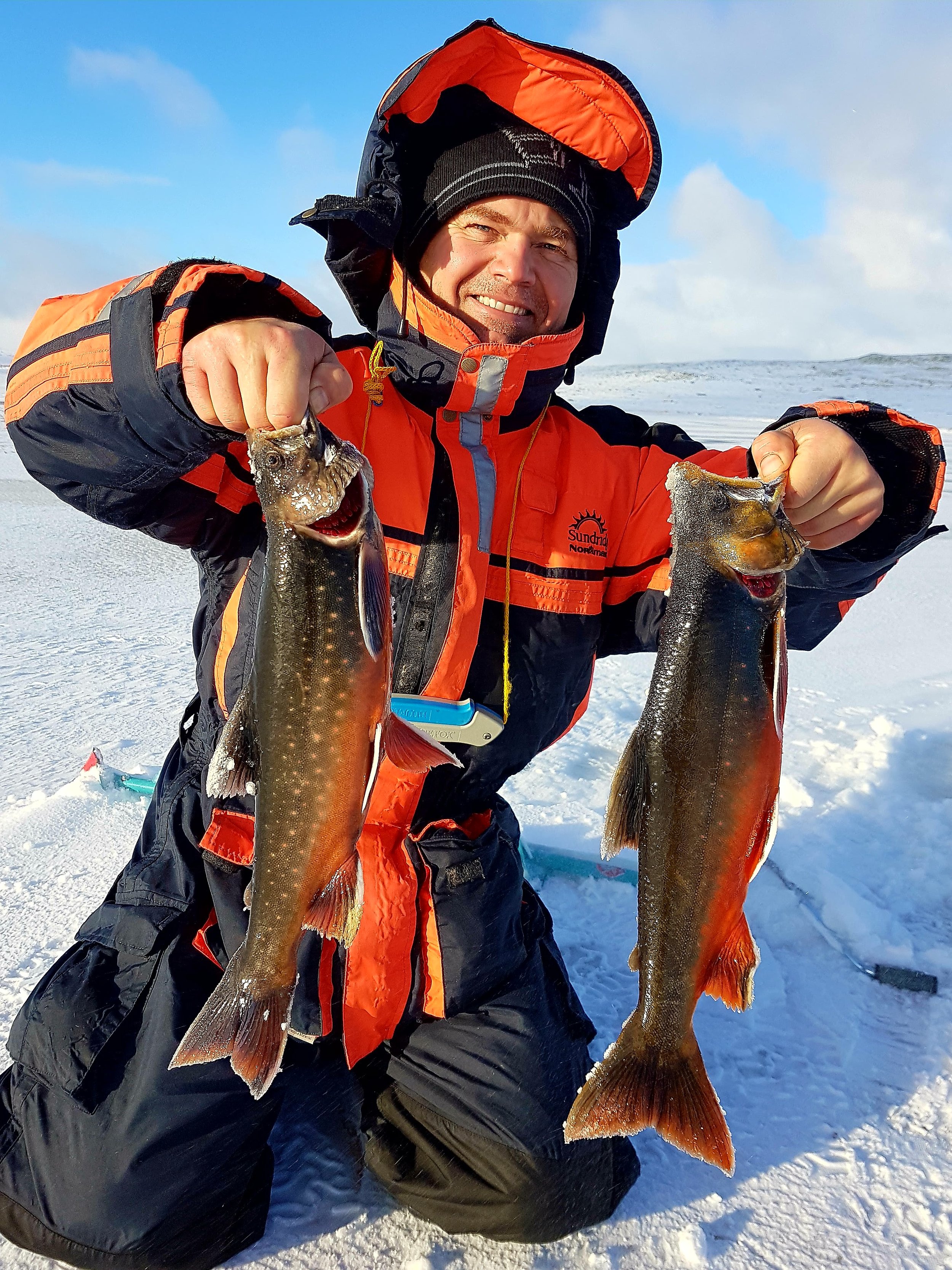 11 - BILDER - Vinter Foto_ Kenneth Østreng Isfiske røye fiskefangst røyefangst fornøyd fisker.jpg