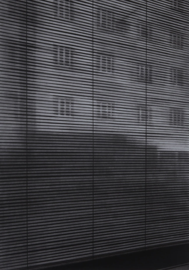  Raamzicht straatzicht, 2016, Kohle auf Papier, 76,5 x 53,5 cm 