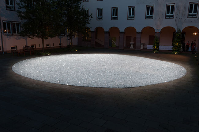  alma, 2016, 6,66 Tonnen Spiegelsplitter, Installation im Dominikaner Kloster, Frankfurt 