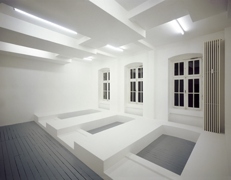  loop ,  2001, Spanplatten, Putz, Farbe, 348 x 738 x 530 cm, Galerie Stefan Rasche, Münster 