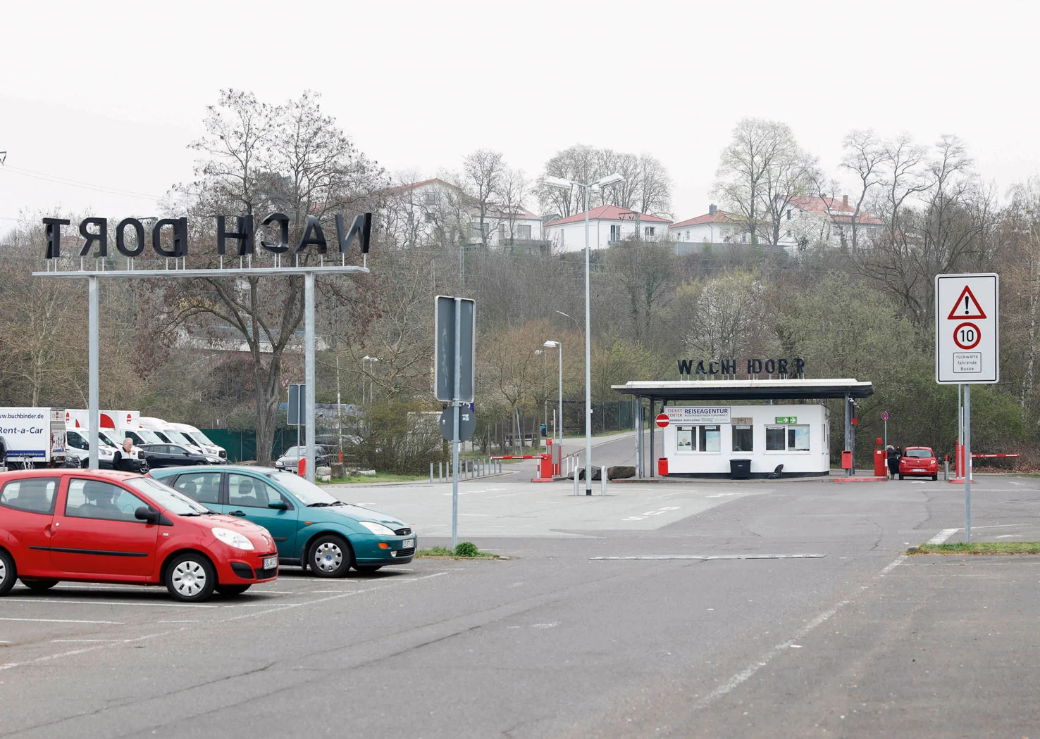 VON HIER / NACH DORT (ein sprachliches Vexierbild), 2018, Busbahnhof Saarbrücken (permanente Installation)