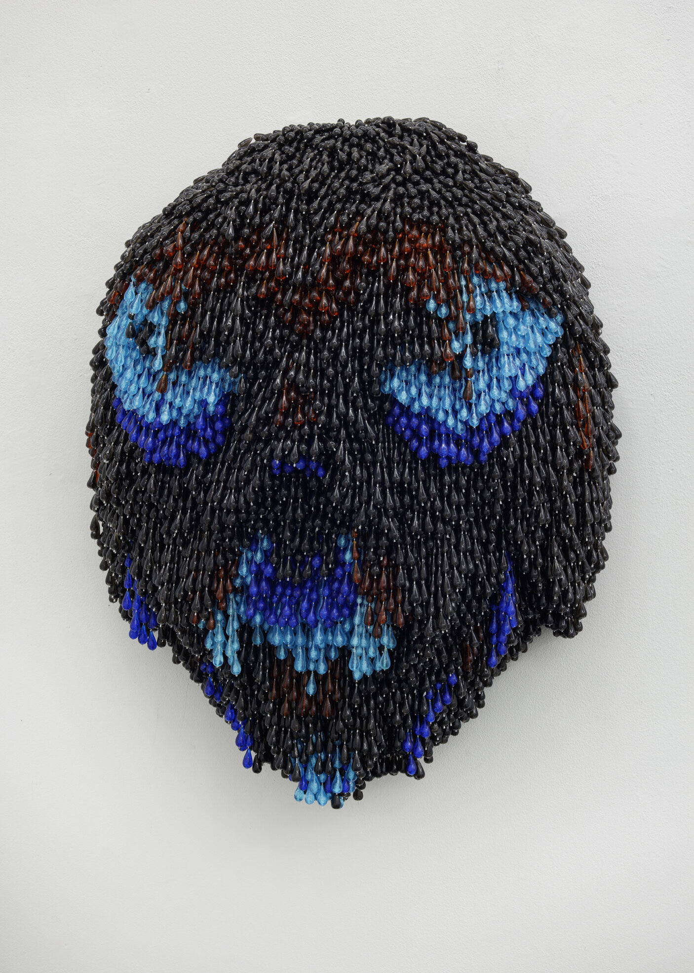  Mask 3, 2020, Holz. Perlenstränge, 68 x 60 x 20 cm 