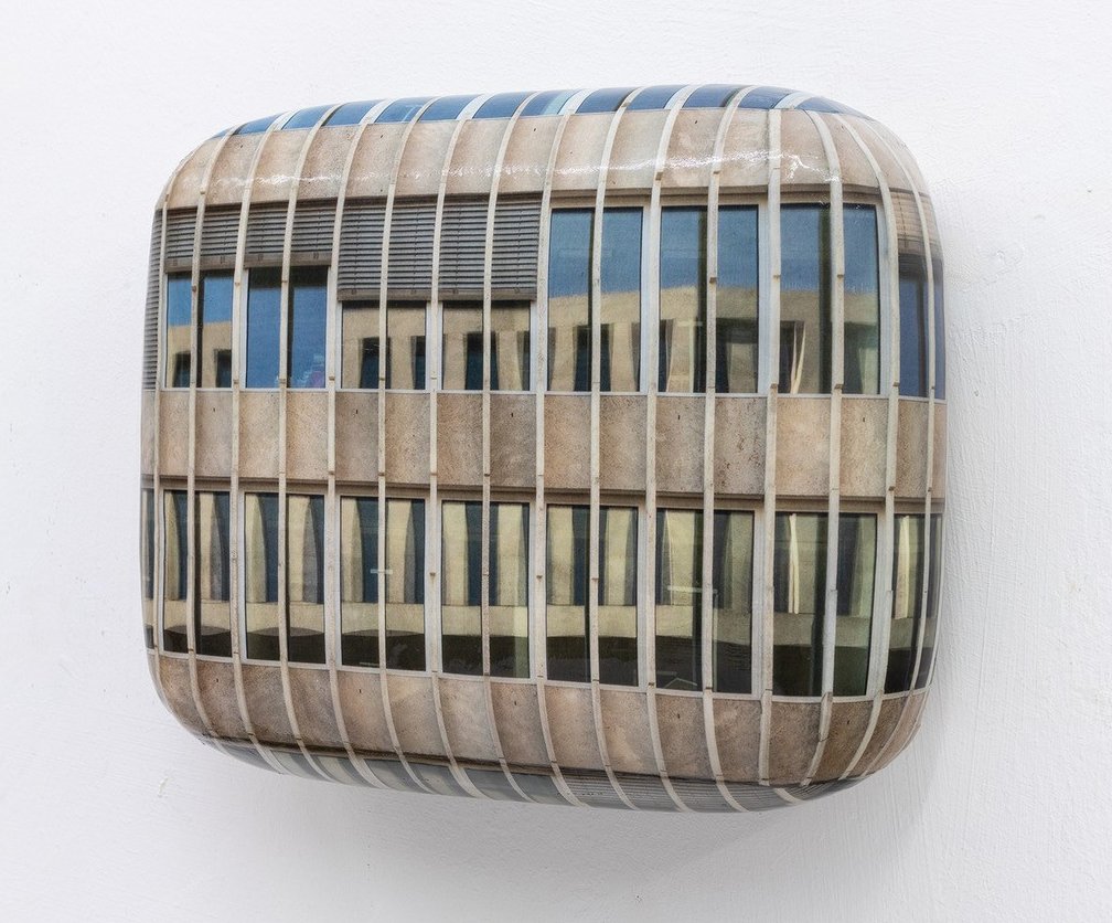  Fassade 443, 2023, Holz, Schaumstoff, CLC-Print, Silikon, 20,5 x 25,5 x 9 cm 