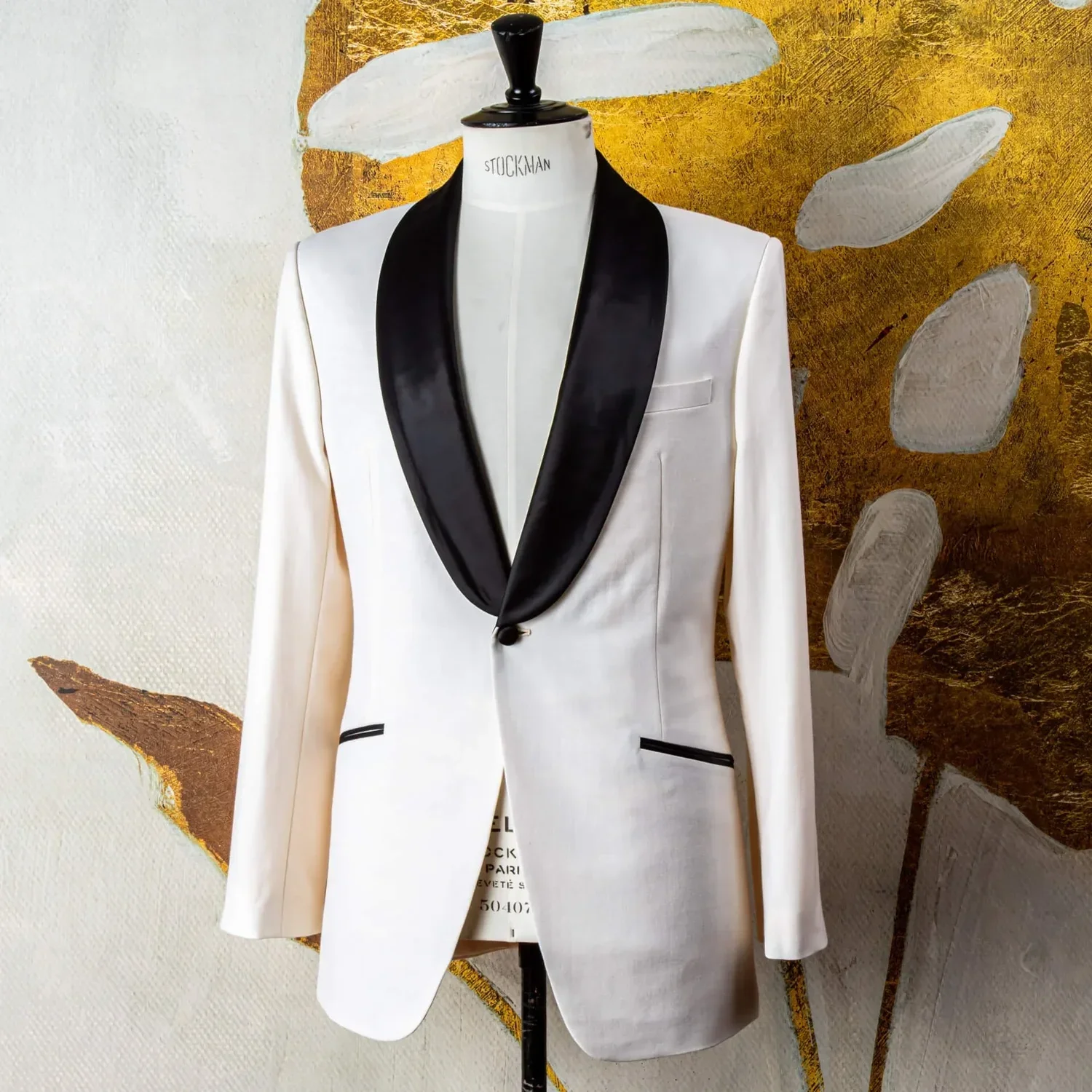Witte dinner jacket heren op maat met zwarte shawl kraag Bateman & Ogden - zomer bruidegom smoking Amsterdam