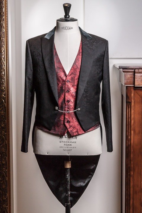 Rokkostuum Vintage Stijl Zwart Bloemenpatroon Met Bijpassend Rood Satijnen Vest Met Vetersluiting-16.jpg