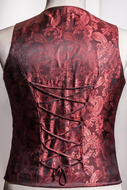 Rokkostuum Vintage Stijl Zwart Bloemenpatroon Met Bijpassend Rood Satijnen Vest Met Vetersluiting-15.jpg