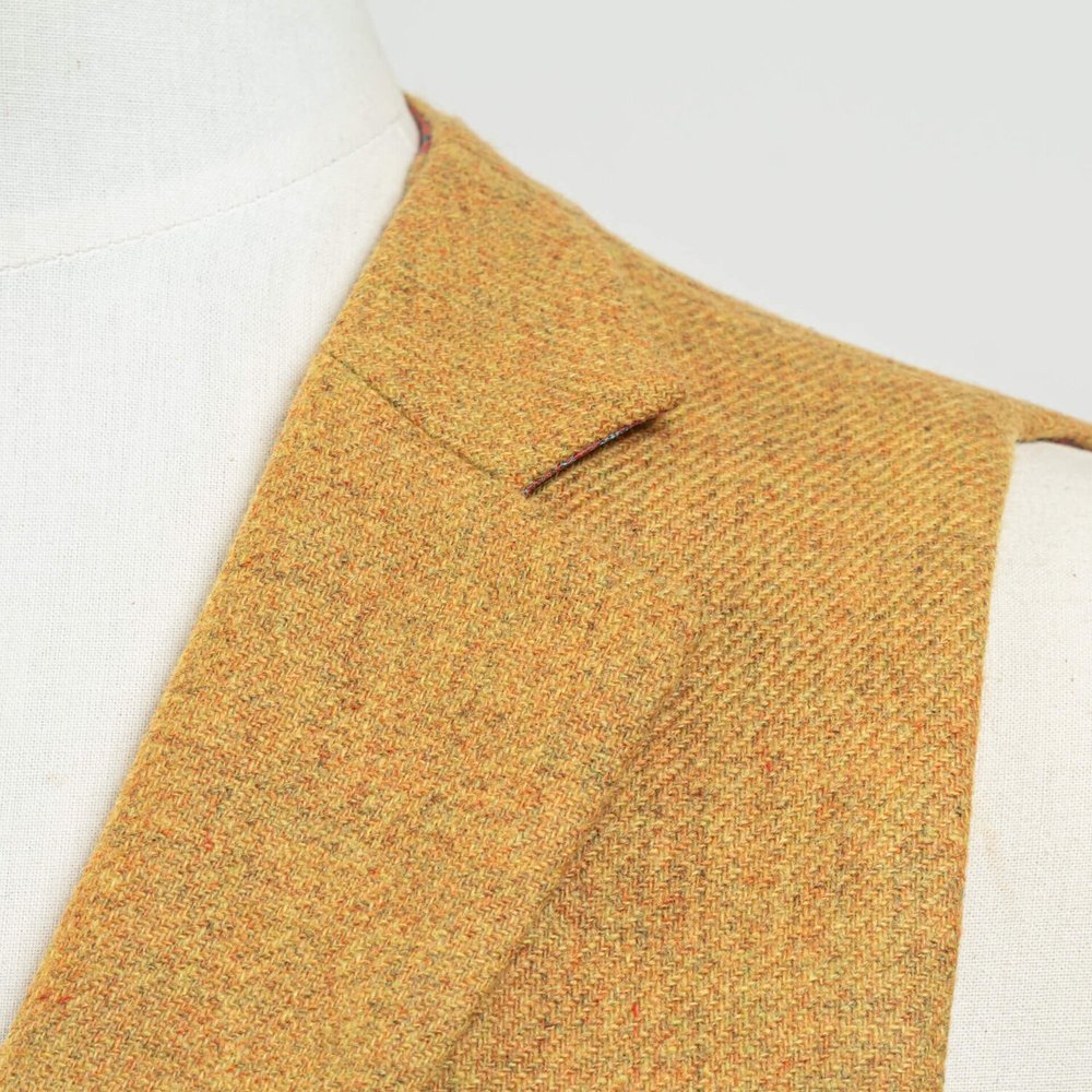 Gilet dat bij een vintage trouwpak wordt gedragen, stof detail Okergeel lamswol