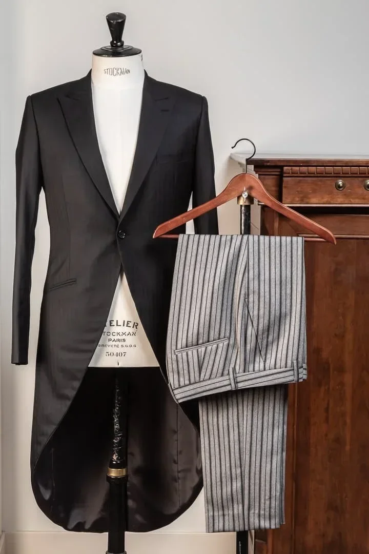 Zwart jacquet voor bruidegom met gestreepte broek