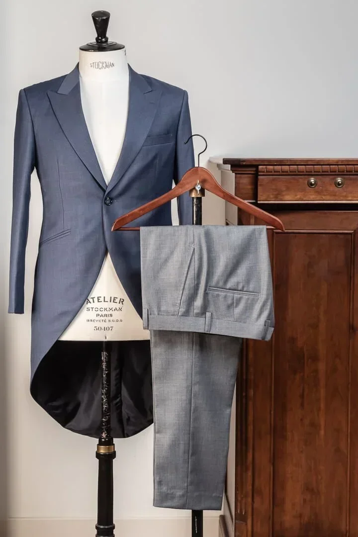Blauw jacquet voor bruidegom met grijze broek