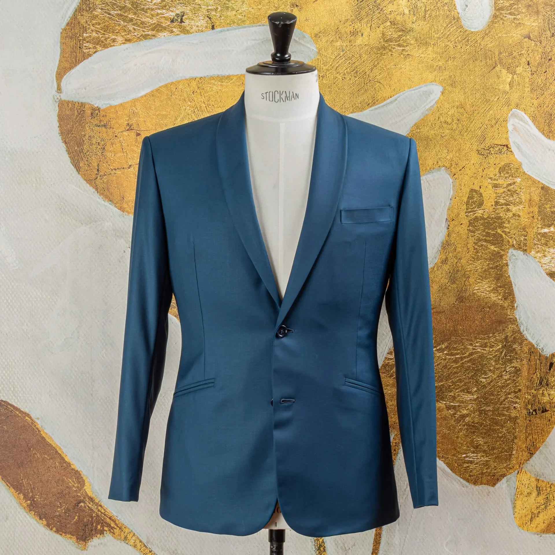 Vooraanzicht van op maat gemaakt petrol blauw colbert met elegante shawl collar en enkele knoop