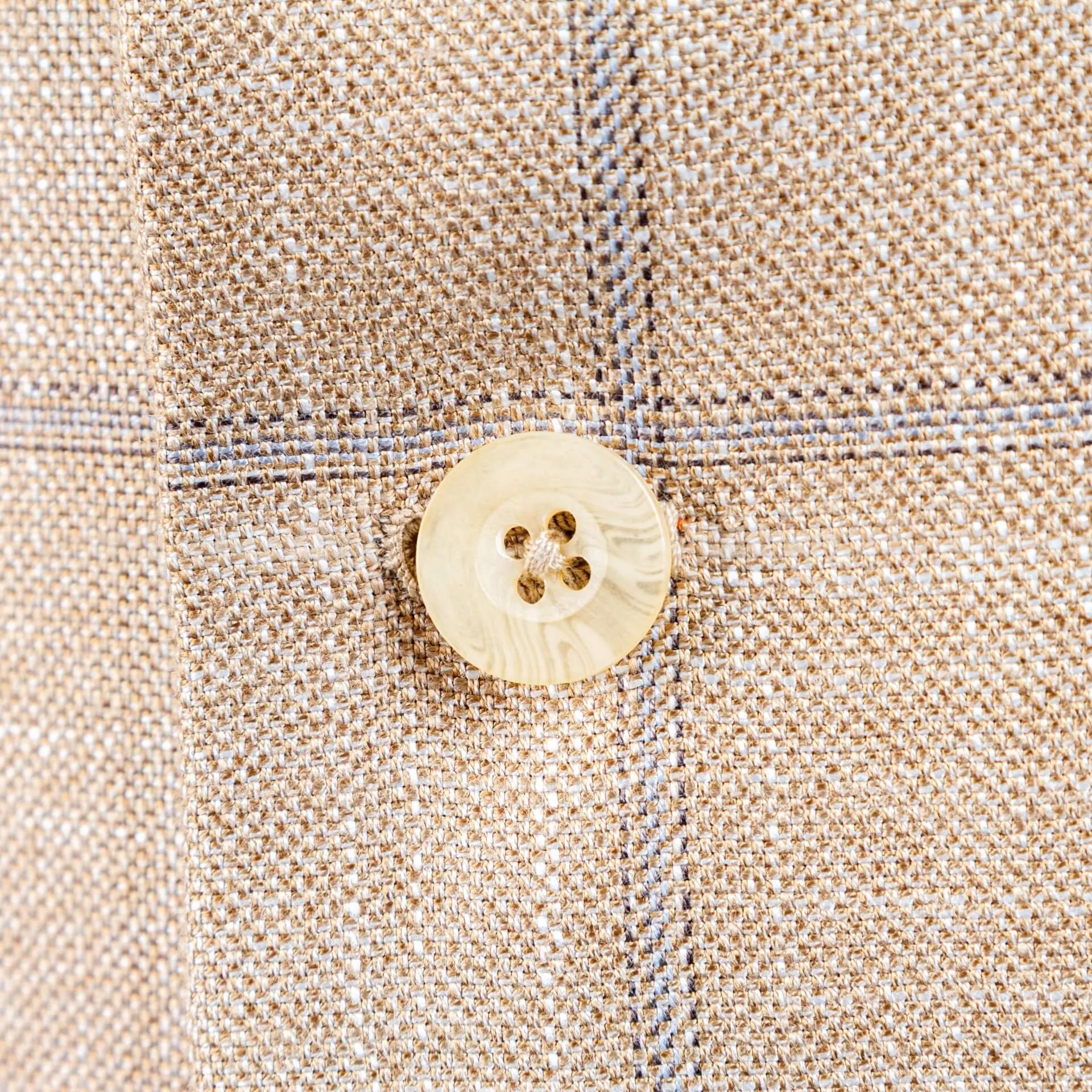 Zandkleurig Vest - Close Up Knoop en stof