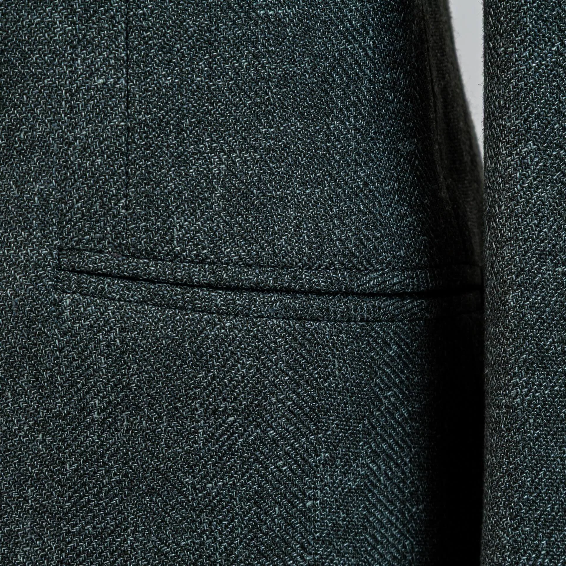 Close up van groen trouwpak colbert paspel zak detail