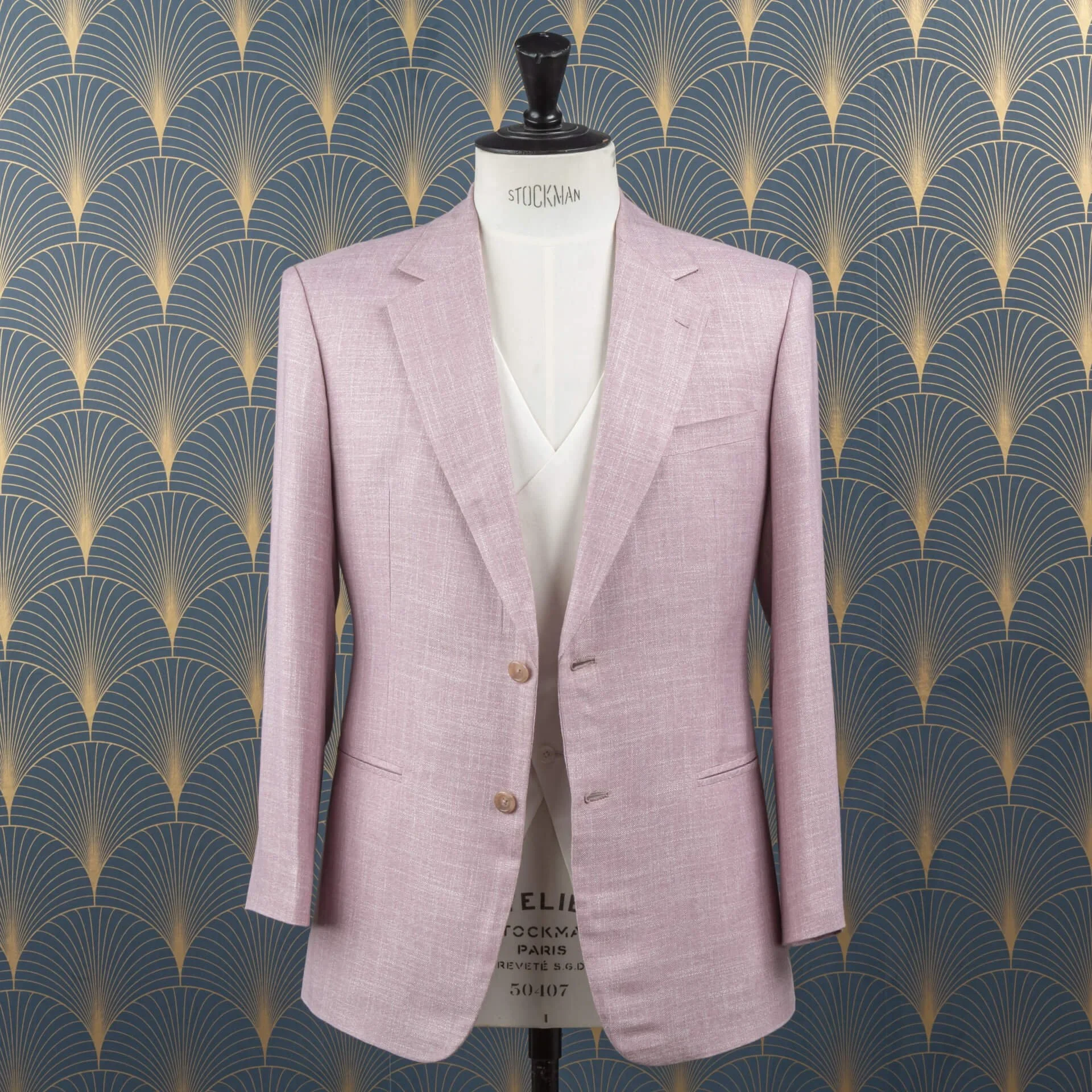 Volledig vooraanzicht van bespoke roze trouwpak colbert in vegan bamboe met notch lapel op Stockman paspop