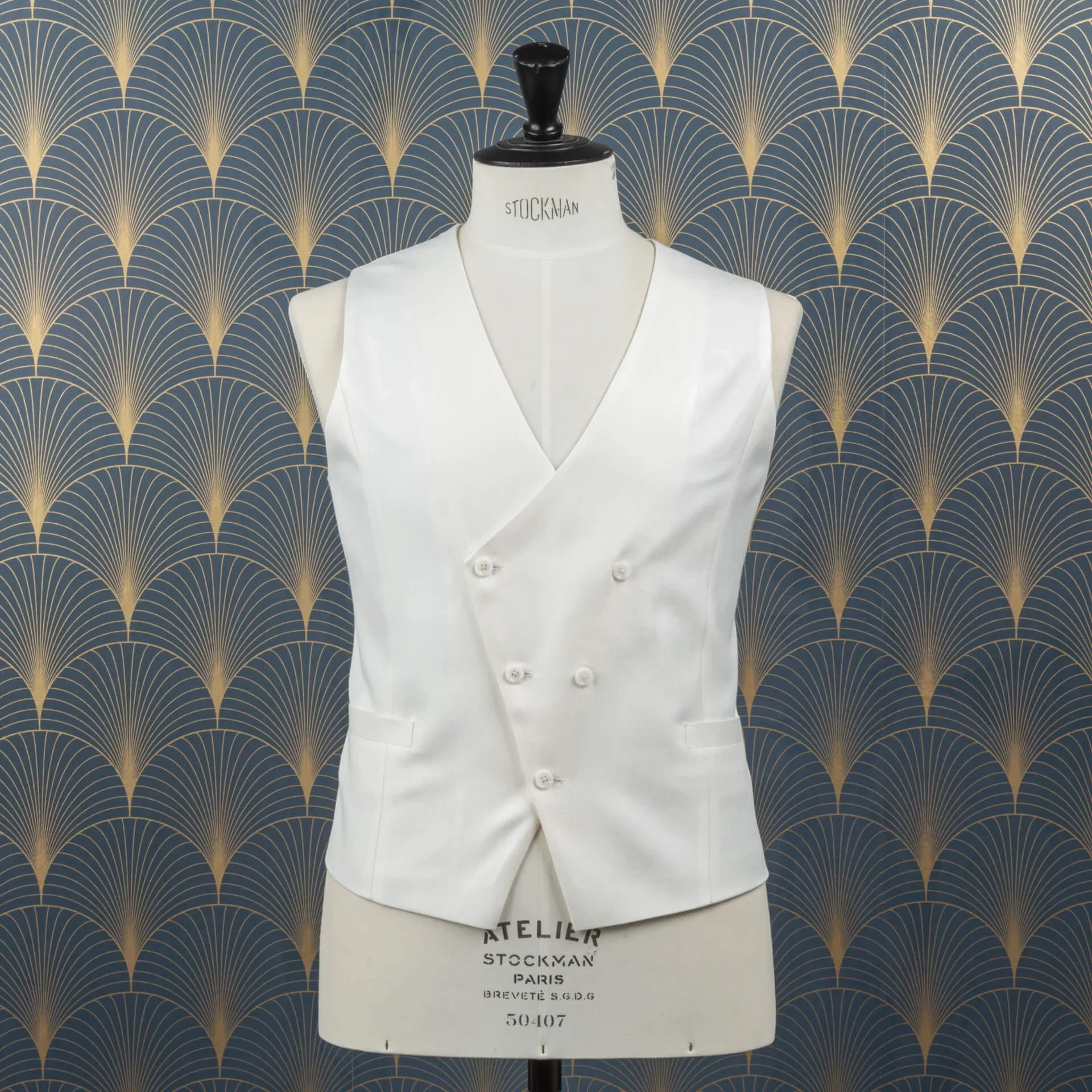 Vooraanzicht van bespoke wit asymmetrisch trouwgilet met dubbele knopenrij op Stockman paspop