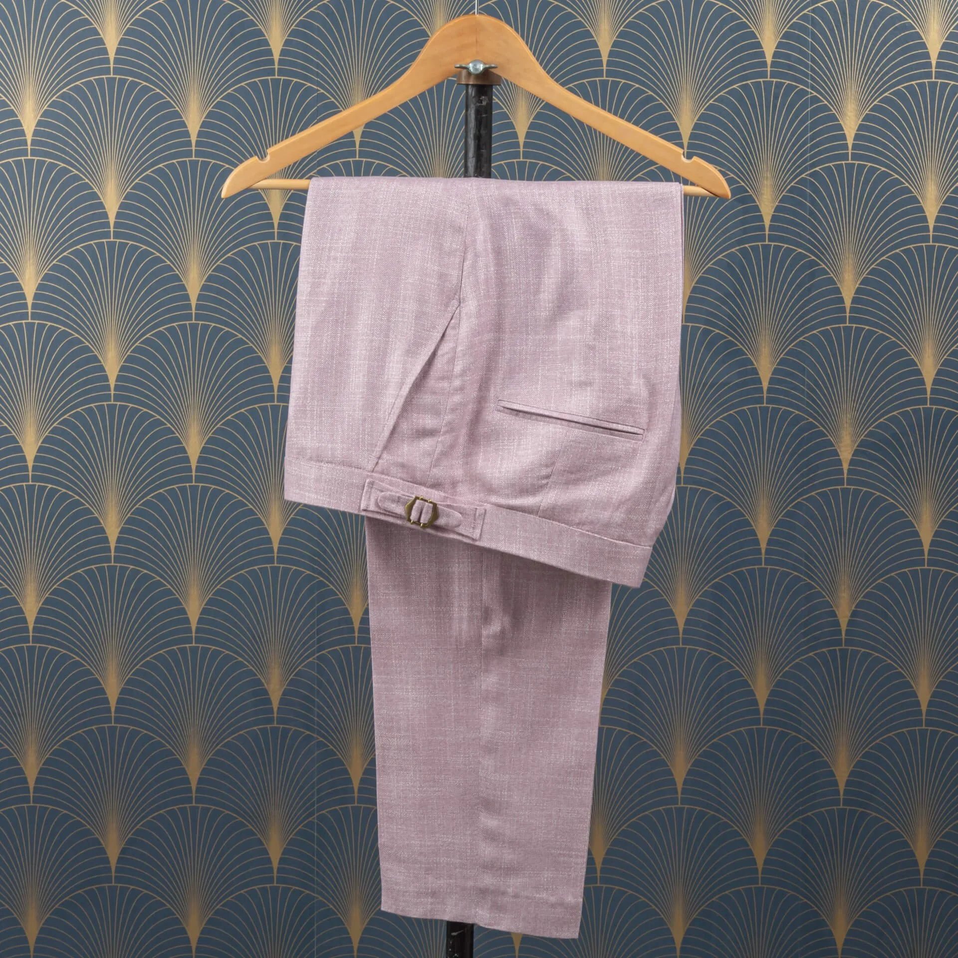 Roze op maat gemaakte trouwpantalon in vegan bamboe stof met messing side-adjuster gesp op houten hanger