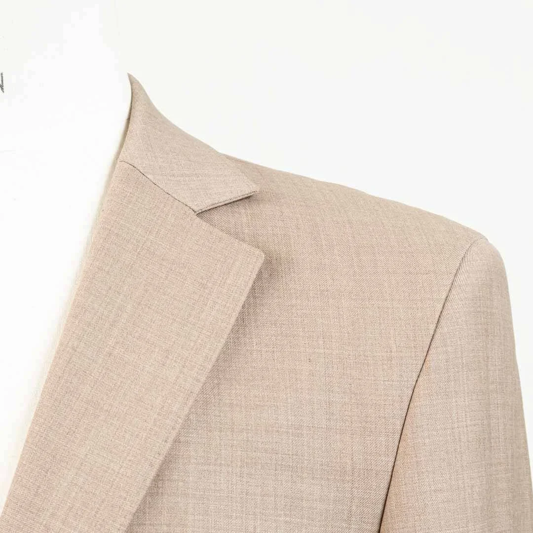 Close-up van Spalla Camicia mouwinzet op zandkleurig zomer trouwpak, Napolitaanse kleermakerstraditie met zachte natuurlijke schouderlijn