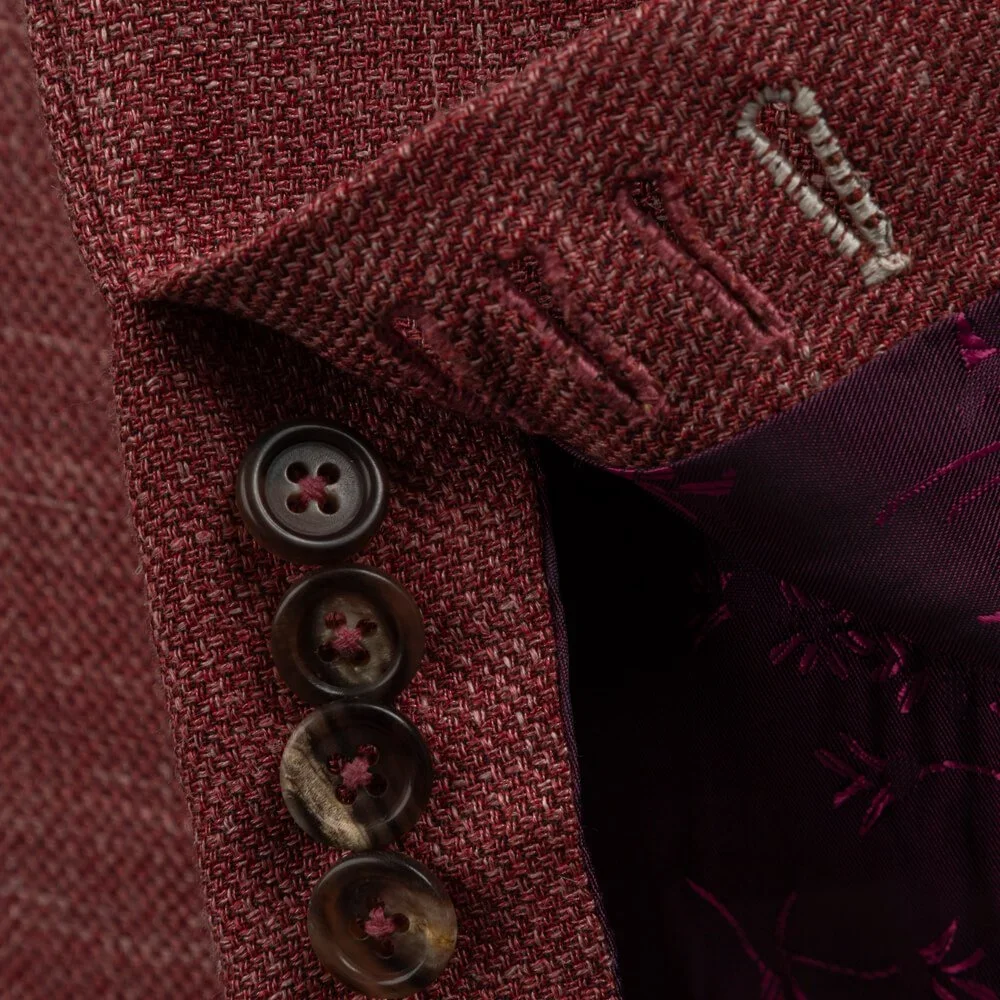 Close-up manchetafwerking met voering en werkende knoopsgaten, ambachtelijk handwerk