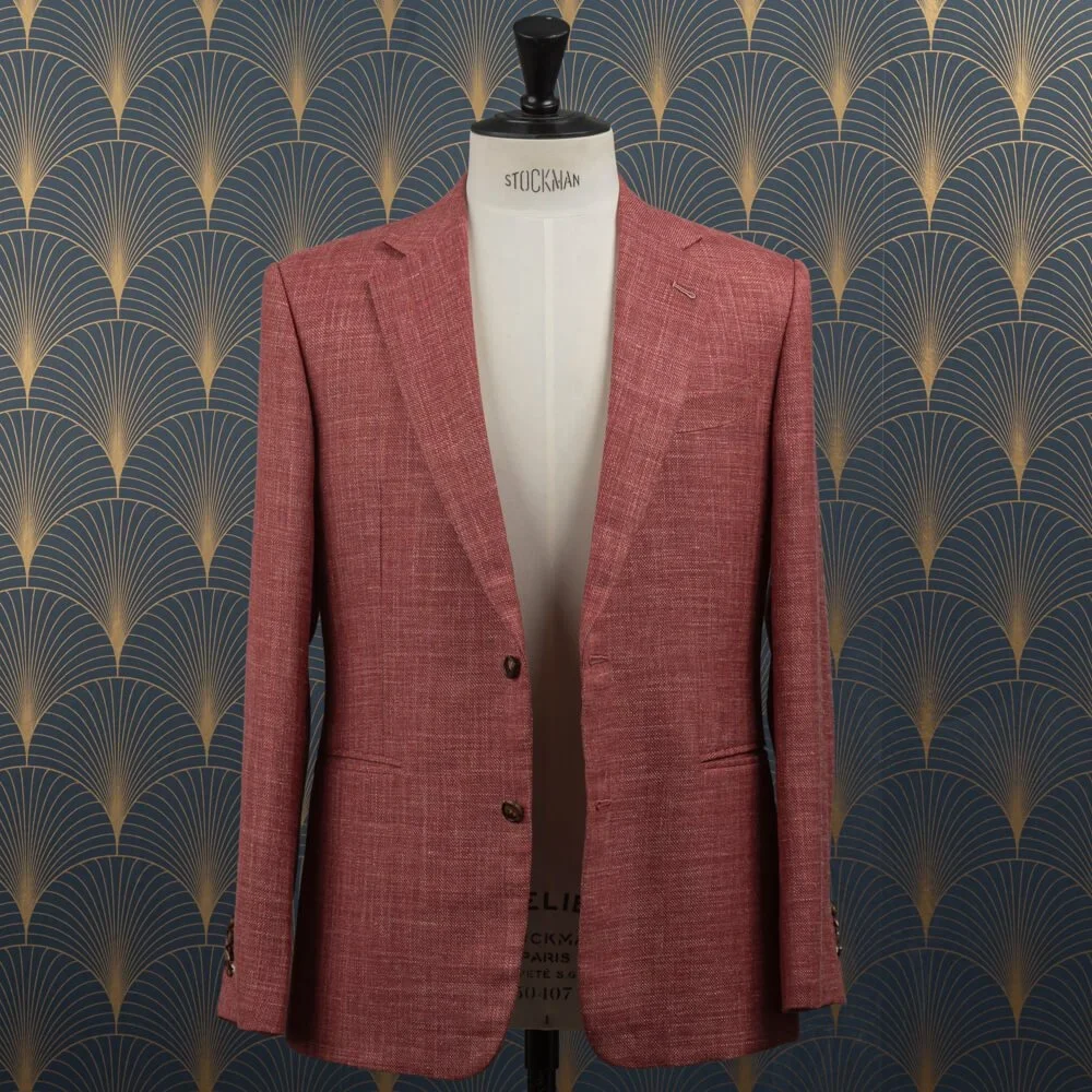 Volledig vooraanzicht geopend roze colbert op paspop, binnenwerk en constructie zichtbaar