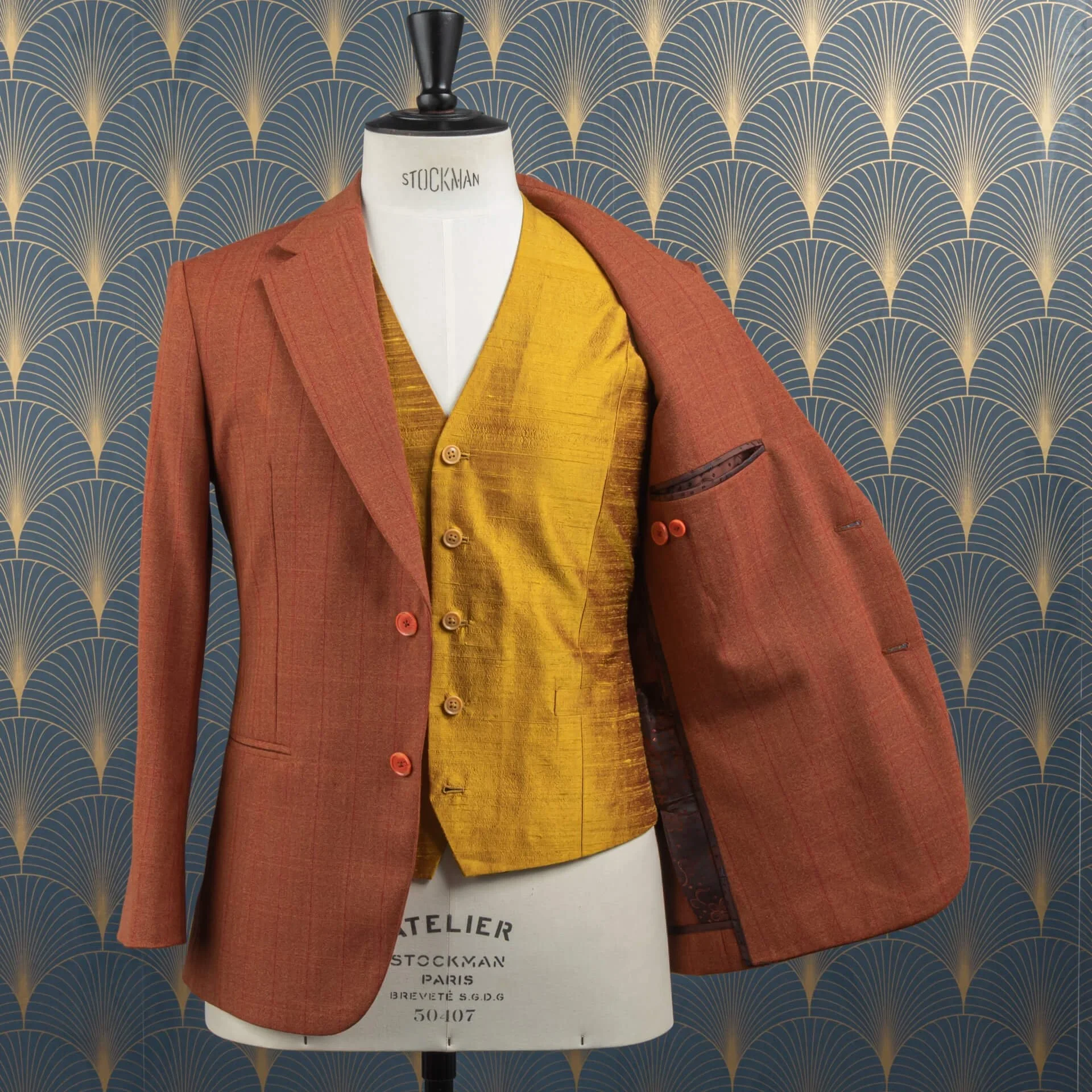 Driedelig trouwpak met open burnt orange colbert en gouden dupioni zijden gilet op Stockman buste, complete ensemble