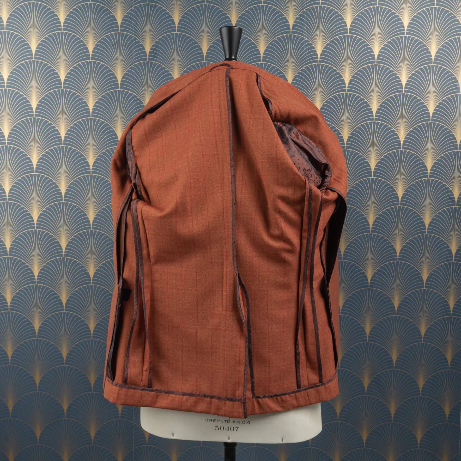 Binnenkant burnt orange colbert met zichtbare unlined constructie en subtiele handgemaakte afwerking, bespoke vakmanschap