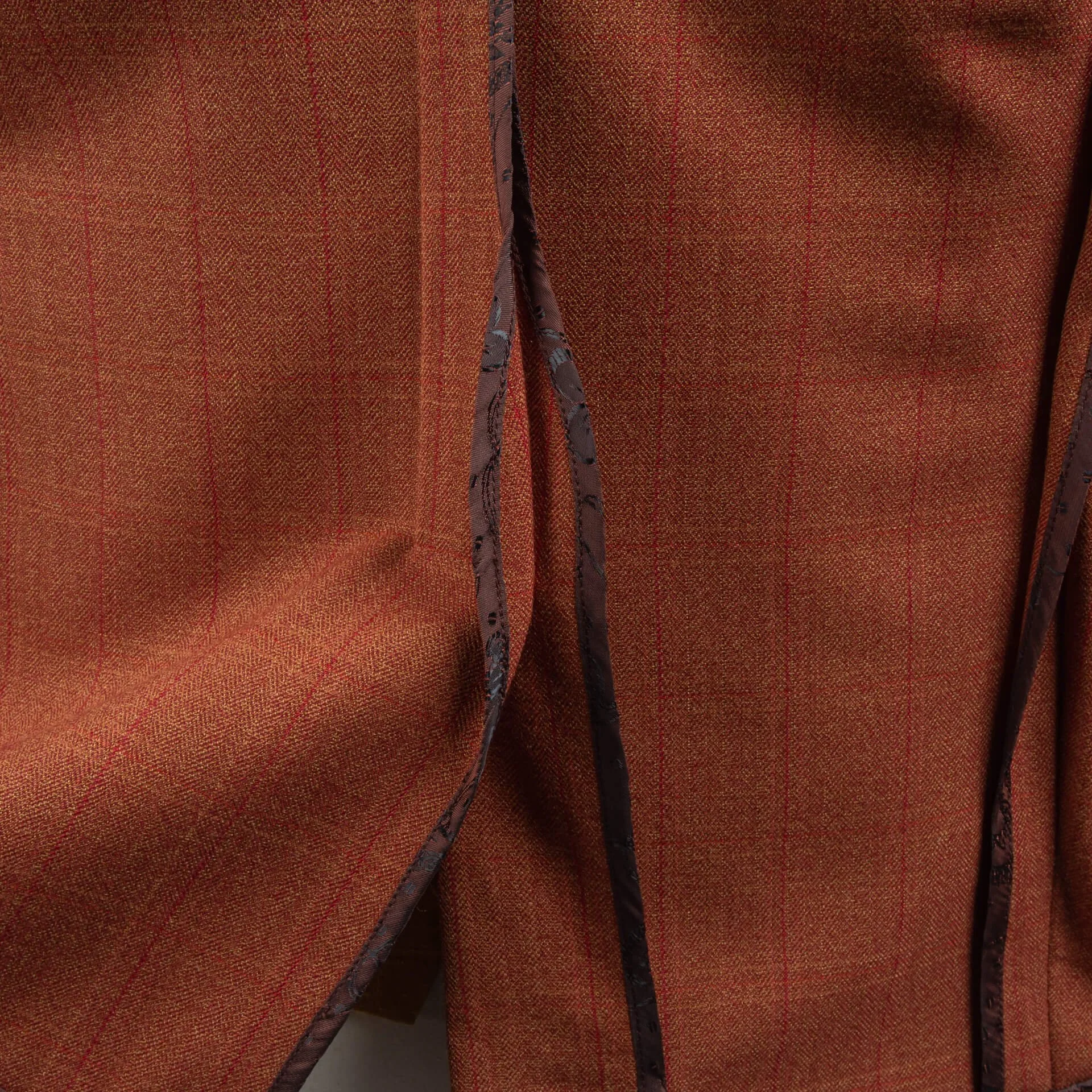 Binnenwerk detail van burnt orange colbert met unlined constructie en zichtbare afwerkingsdetails