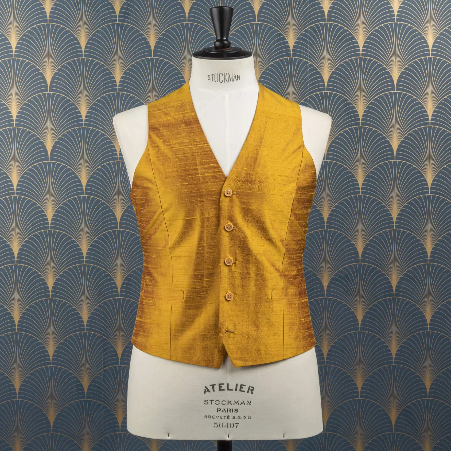 Gouden dupioni zijden gilet met natuurlijke onregelmatigheden en hoornen knopen, Holland & Sherry stof