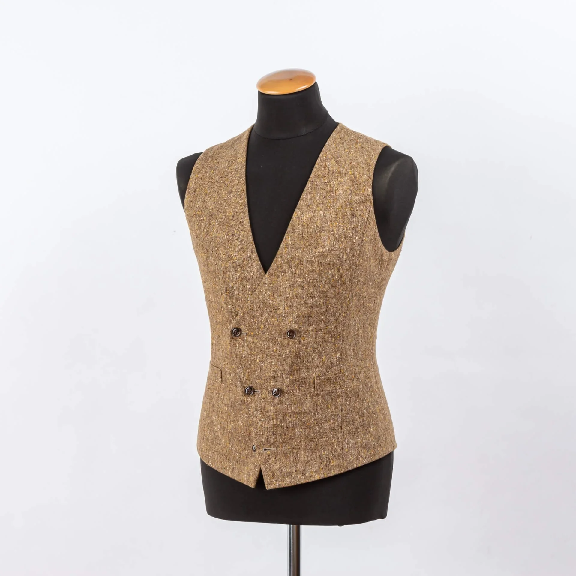 asymmetrisch goudbruin Donegal gilet met natuurlijke knaps, detail van textuurcontrast en knopenafwerking