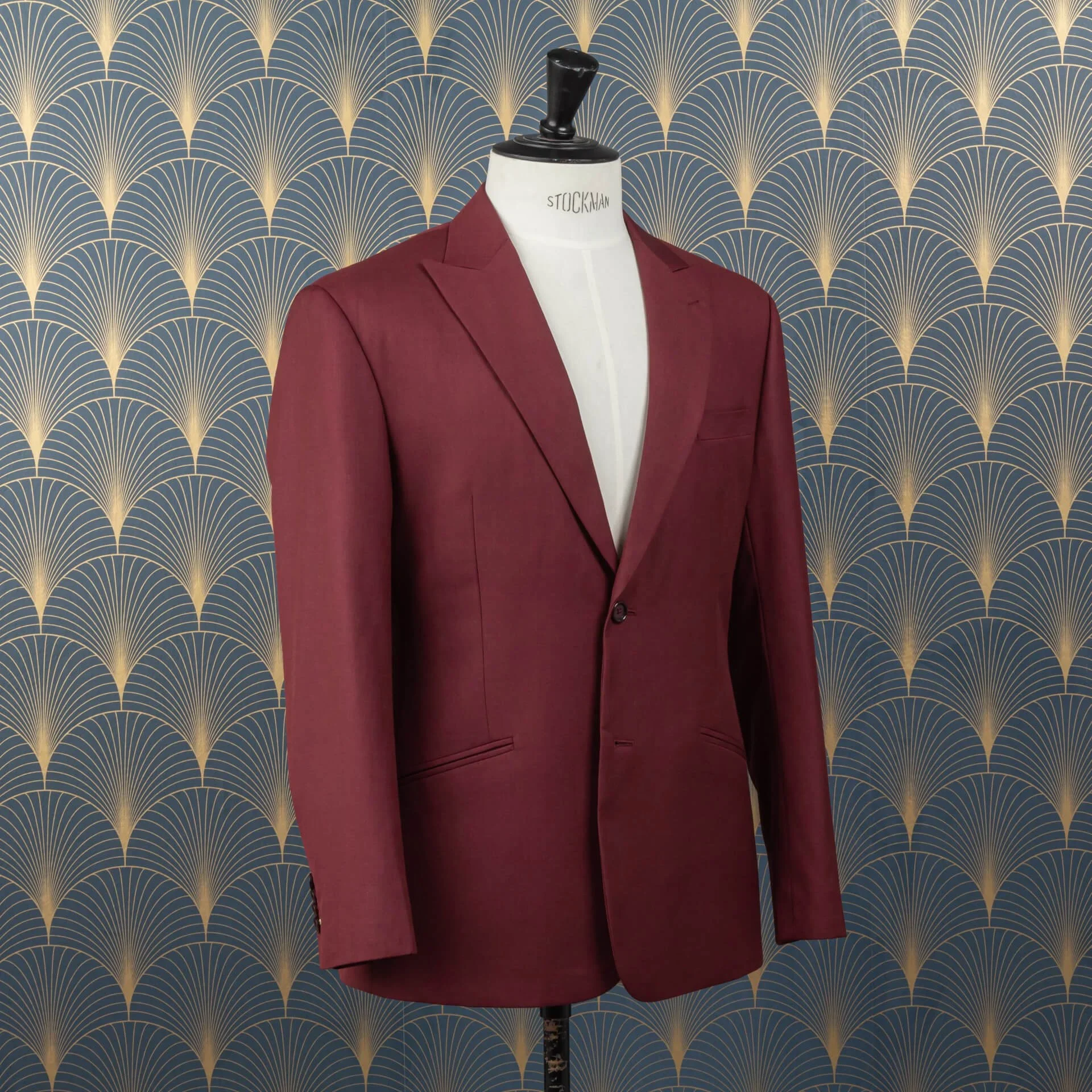 Op maat gemaakt bordeaux rood colbert met peak lapels driekwart vooraanzicht detail schuine zakken