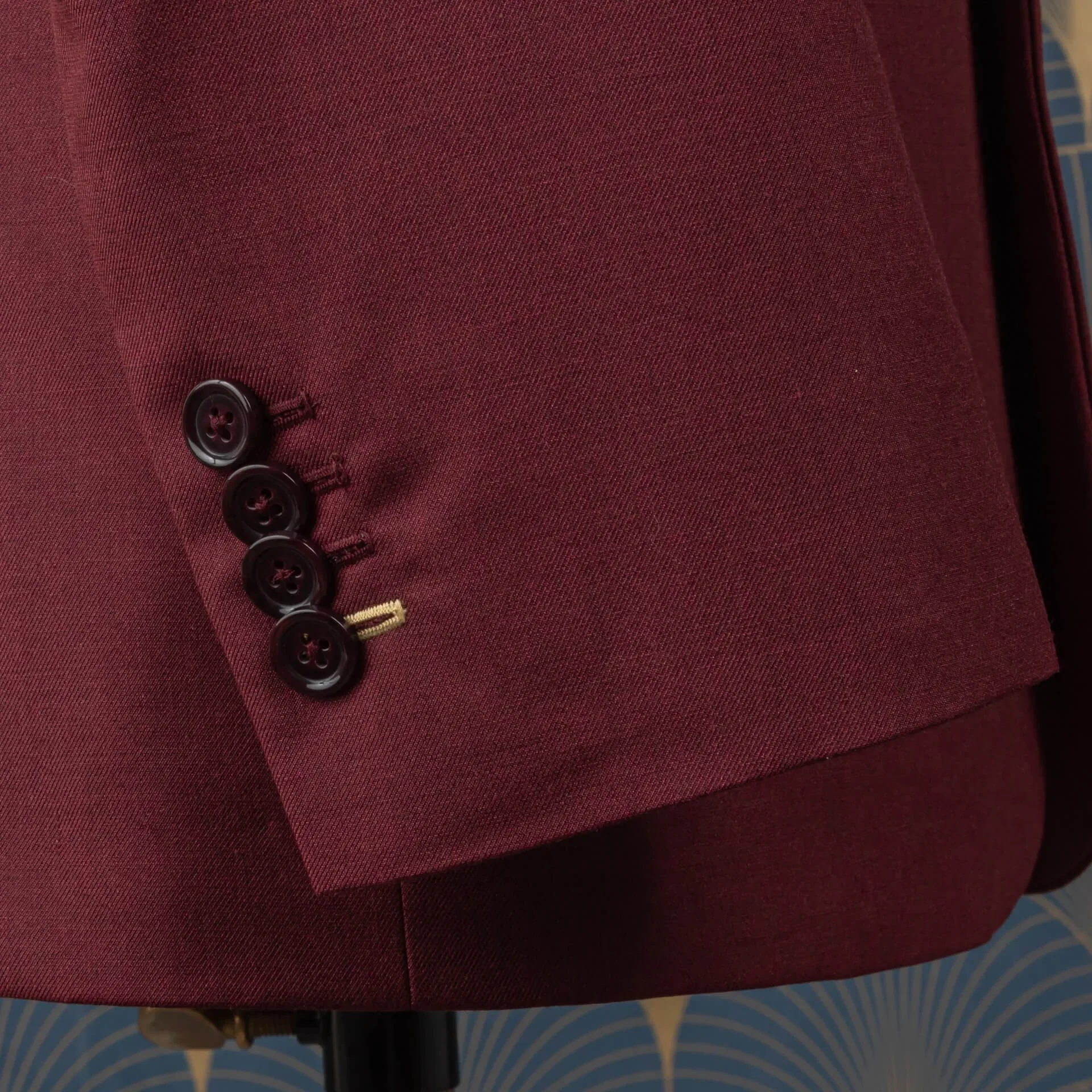 Vier werkende kissing buttons op handgemaakt manchet met goudgeel accent knoopsgat onderaan