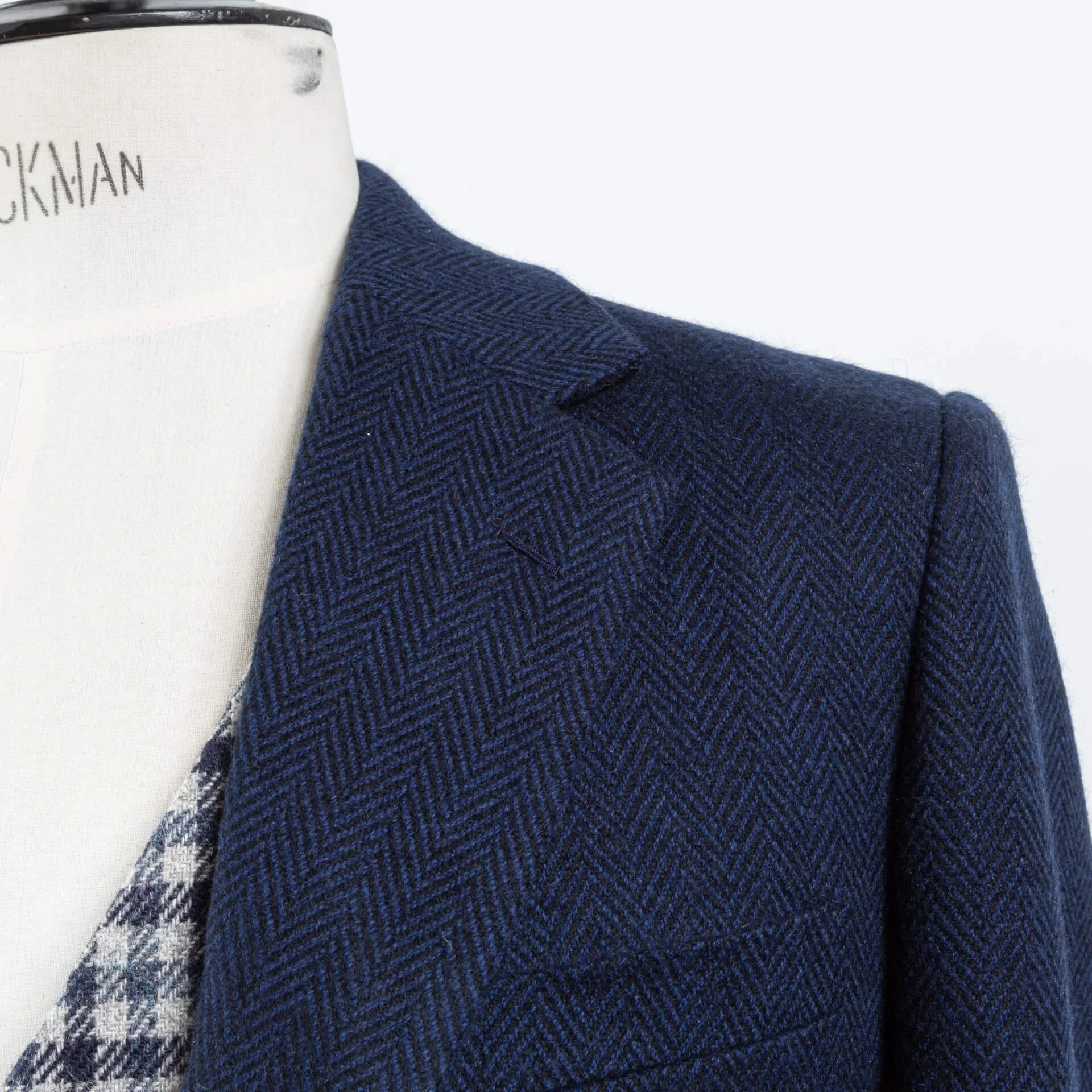 Detail herringbone visgraat weefsel navy blauw merino wol 340 gram op revers, Fox Brothers Somerset Jacketing collectie