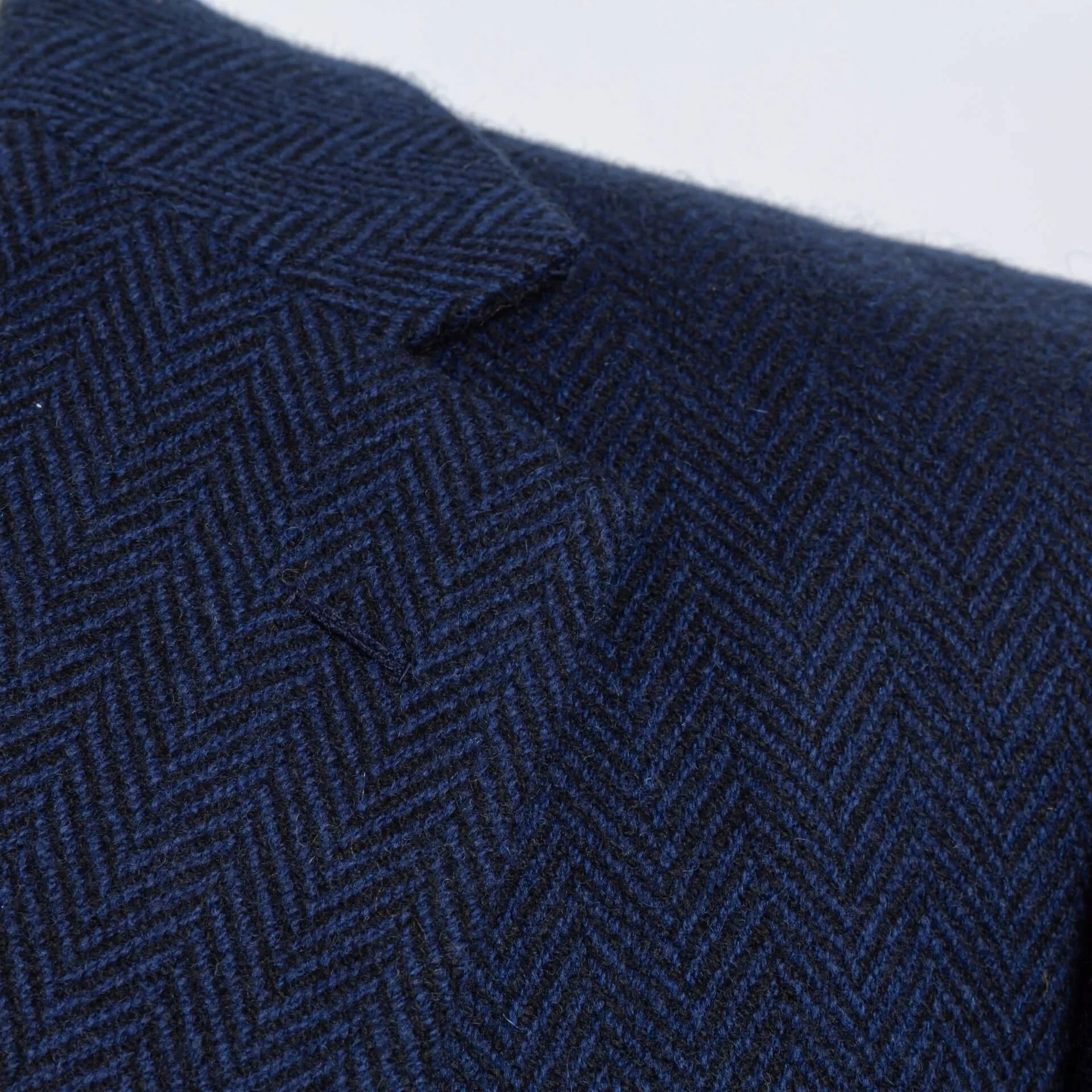 Detail herringbone visgraat weefsel navy blauw merino wol 340 gram op revers, Fox Brothers Somerset Jacketing collectie