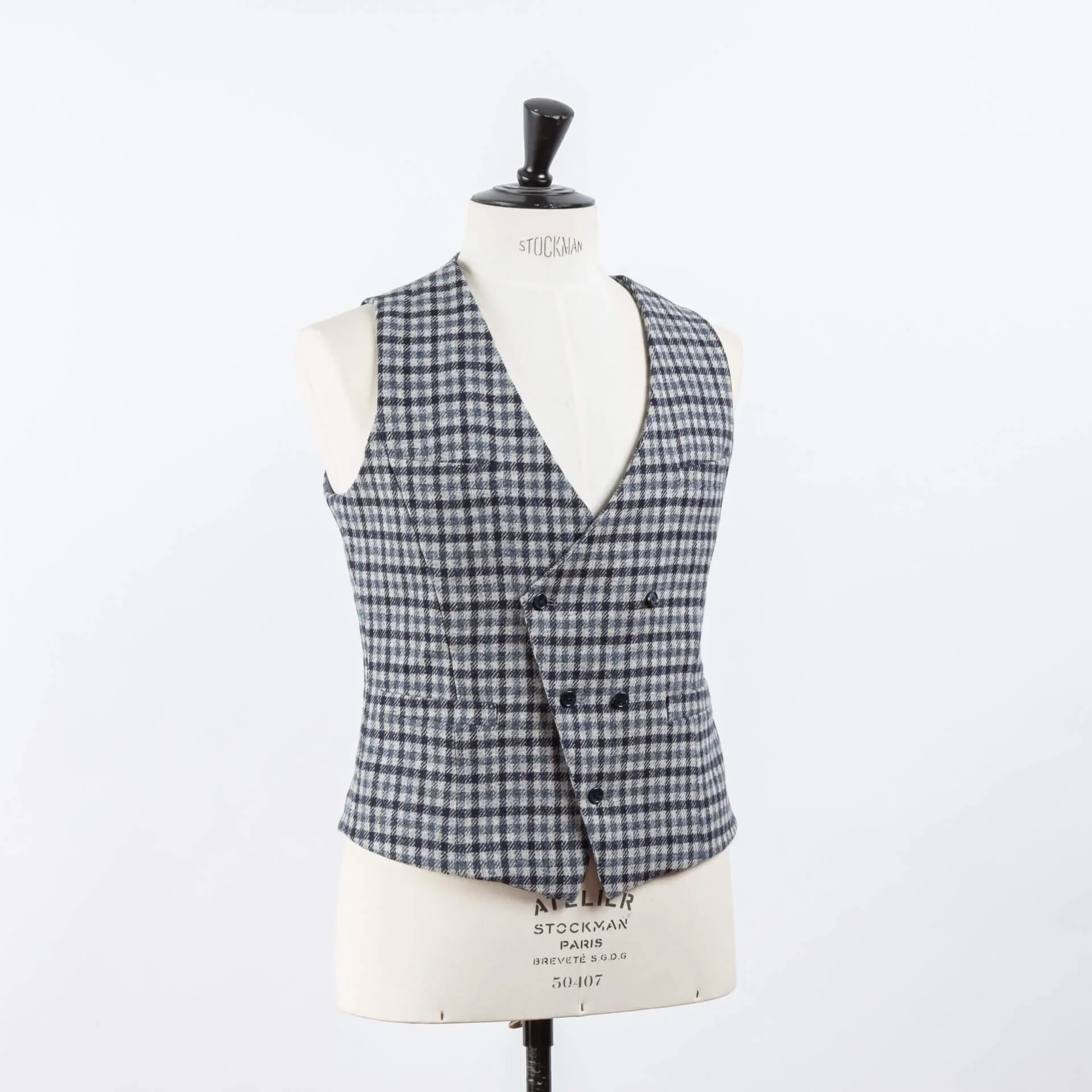 Hoekopname asymmetrisch double-breasted tweed gilet gunclub check op Stockman paspop, Fox Tweed met twee borstzakken