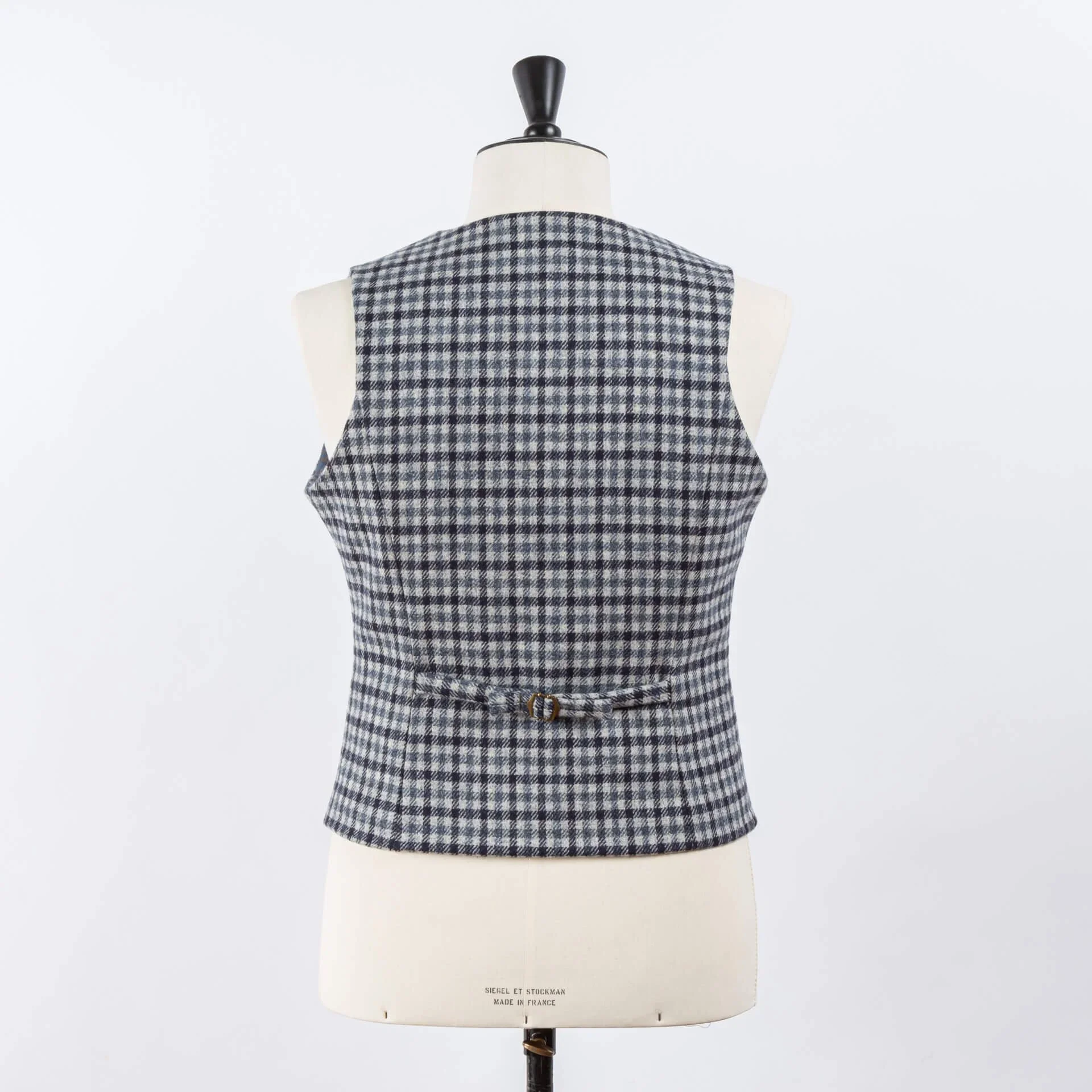 Closeup donkerblauwe knoop op gunclub check tweed gilet, Fox Tweed ruitpatroon stof detail