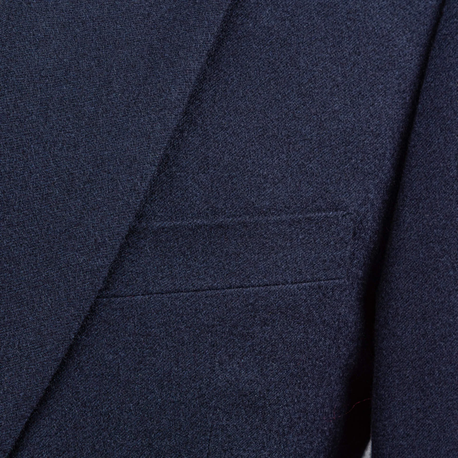 Close-up van rechte paspelzak op blue melange colbert, Fox Brothers merinowol met subtiele melange textuur