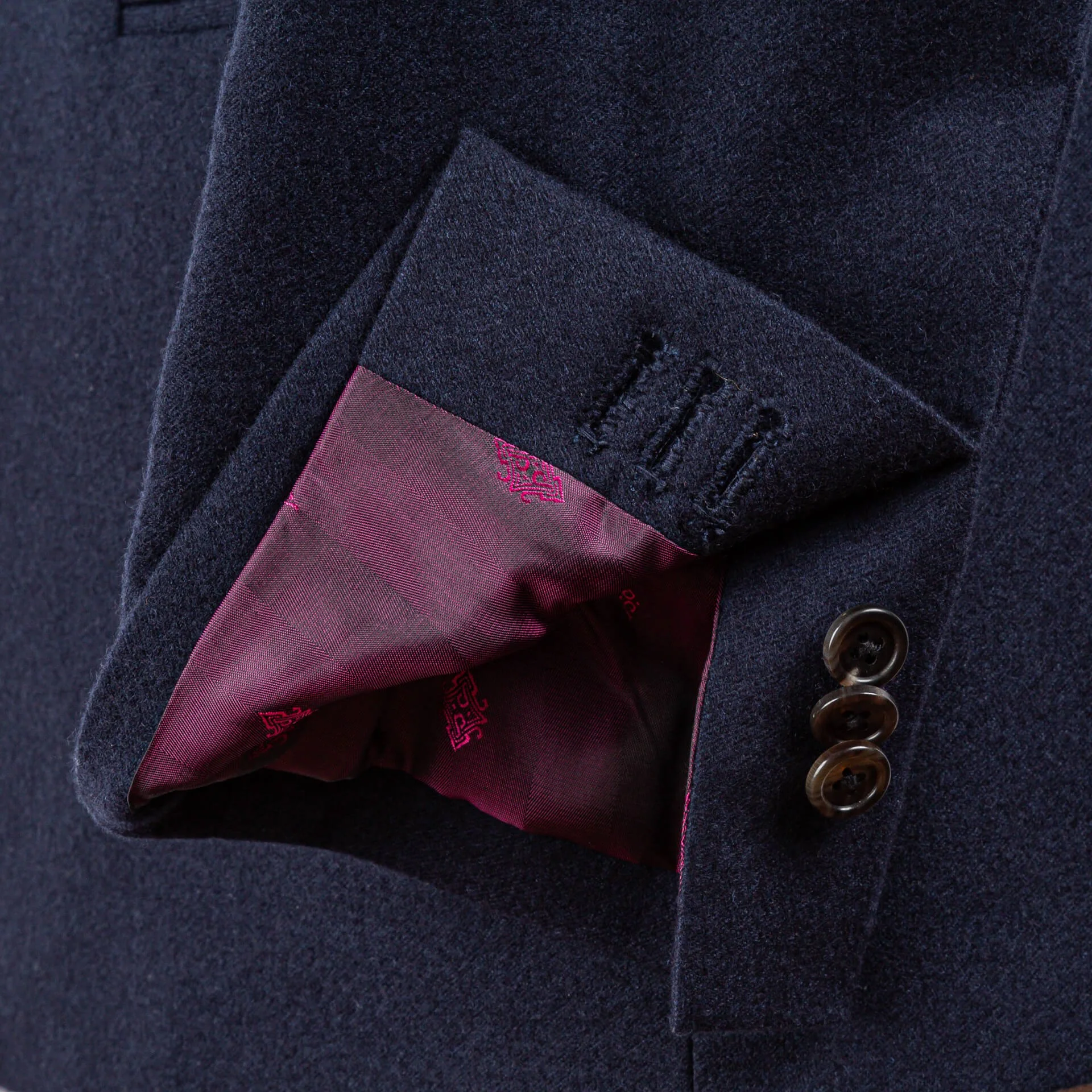 Detail van bordeaux gekleurde voering en werkende handgestikte knoopsgaten op blue melange colbert mouw, 3 kissing buttons