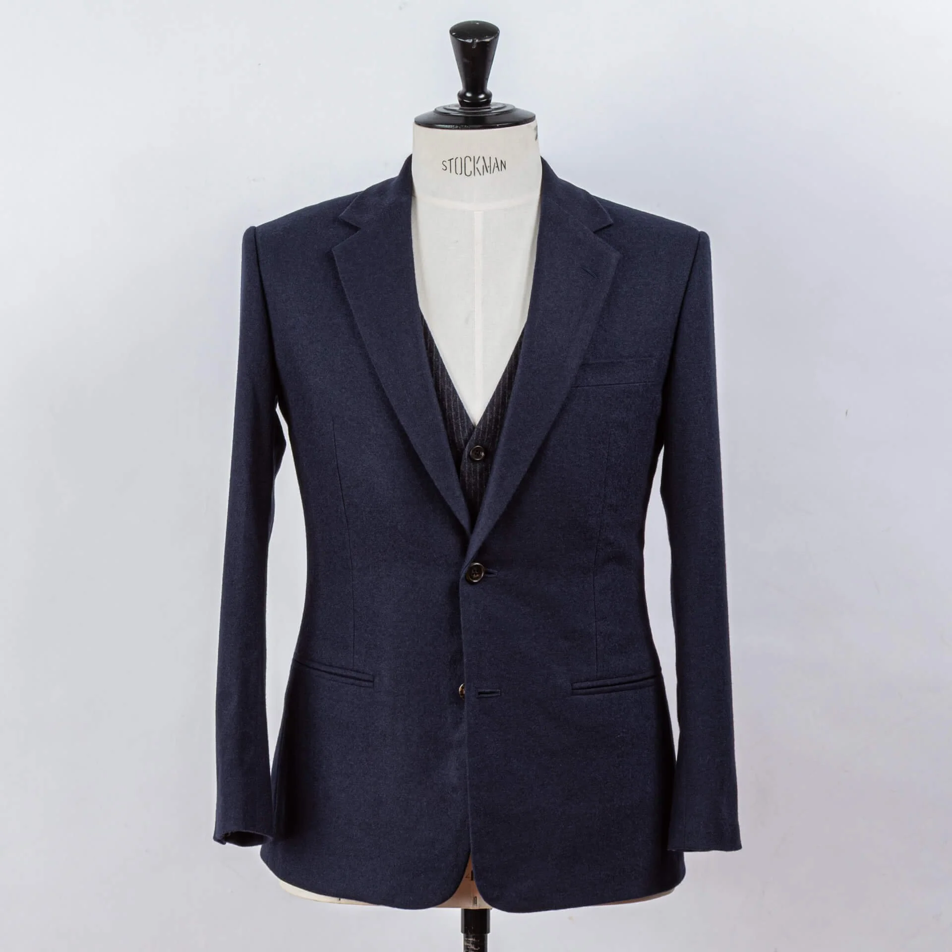 Blue melange colbert van Fox Brothers over navy pinstripe gilet op kleermakersbuste, complete trouwpak voorkant met 2-knoops sluiting en notch lapel