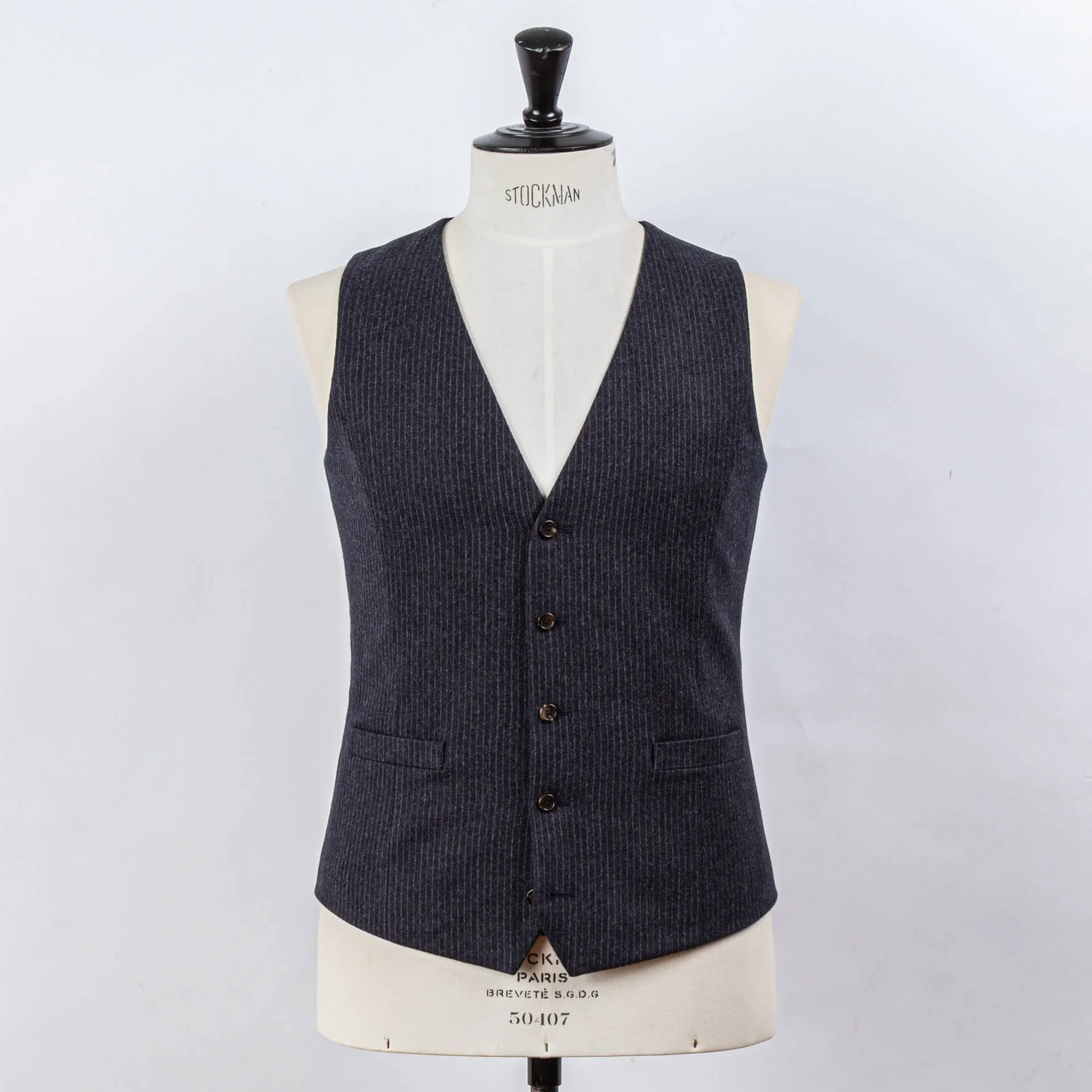 Navy pinstripe gilet van Fox Brothers met 5 knopen en 2 rechte zakken op Stockman kleermakersbuste, voorkant detail