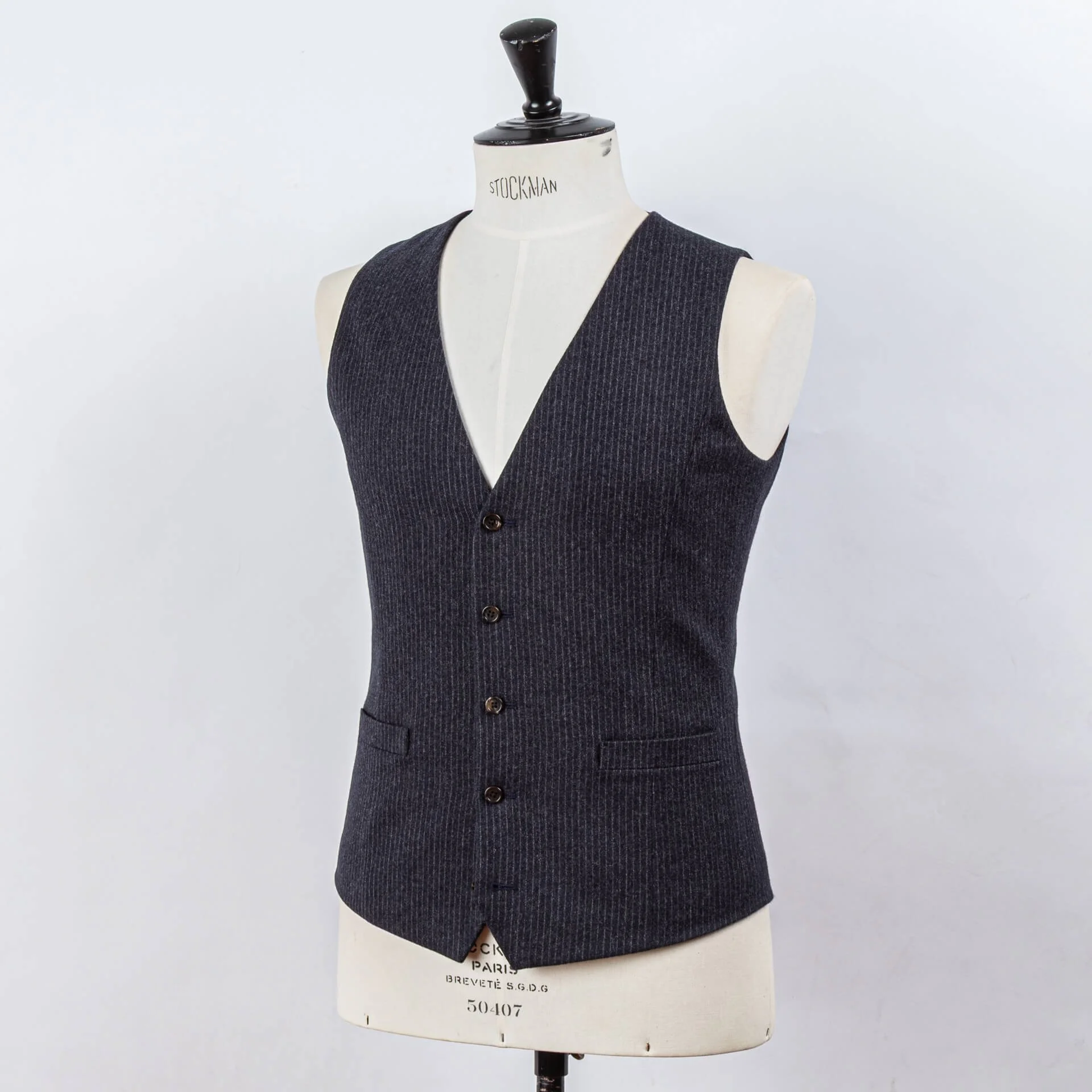 Navy pinstripe gilet van Fox Brothers op kleermakersbuste, drie-kwart aanzicht met krijtstreep patroon en 5-knoops sluiting