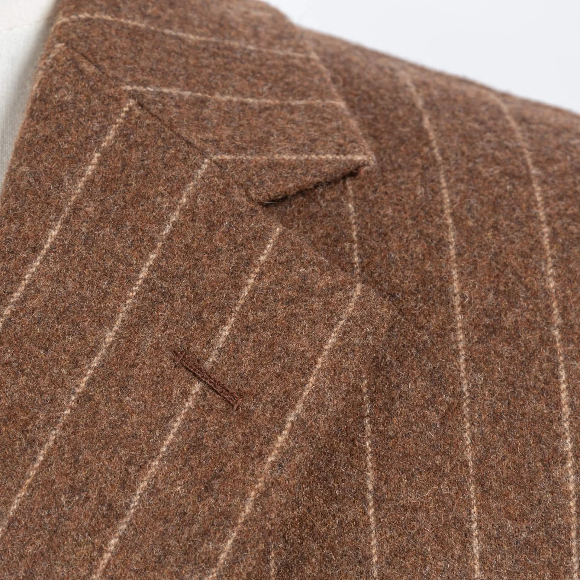 Detail revers borstzak Fox Brothers caramel chalk stripe flannel jasje bespoke close-up textuur