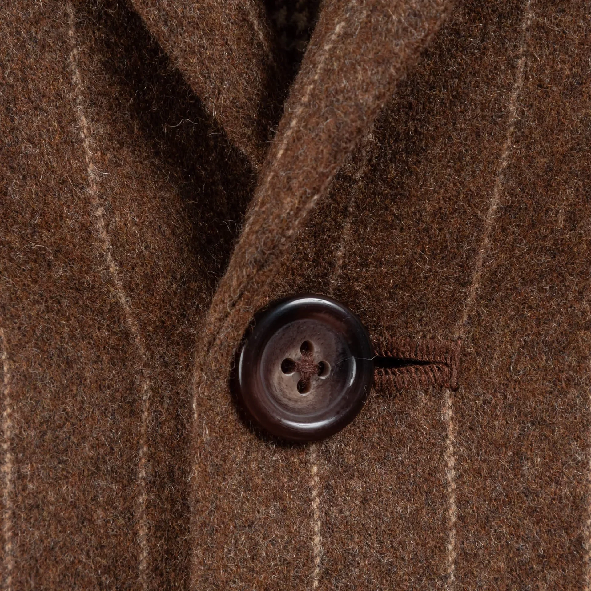 Knoop knoopsgat detail Fox Brothers caramel chalk stripe flannel jasje revers bespoke close-up