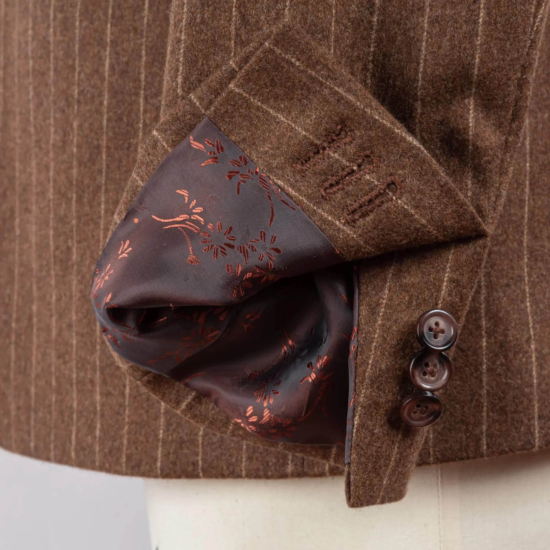 Mouwknoopsgat met voering detail Fox Brothers caramel chalk stripe jasje bespoke handwerk