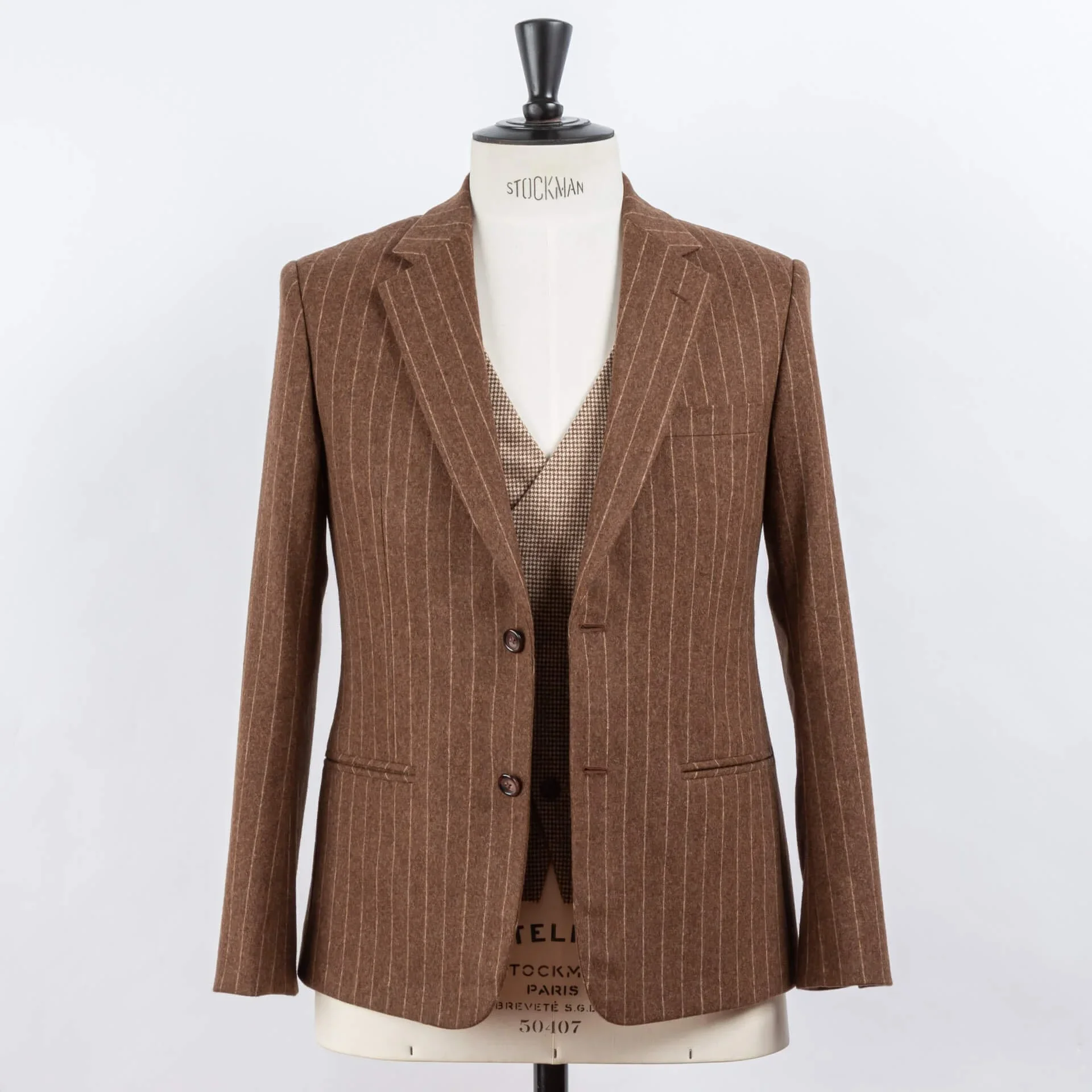 Fox Brothers caramel chalk stripe jasje 2-knoops open met ecru houndstooth gilet vooraanzicht paspop